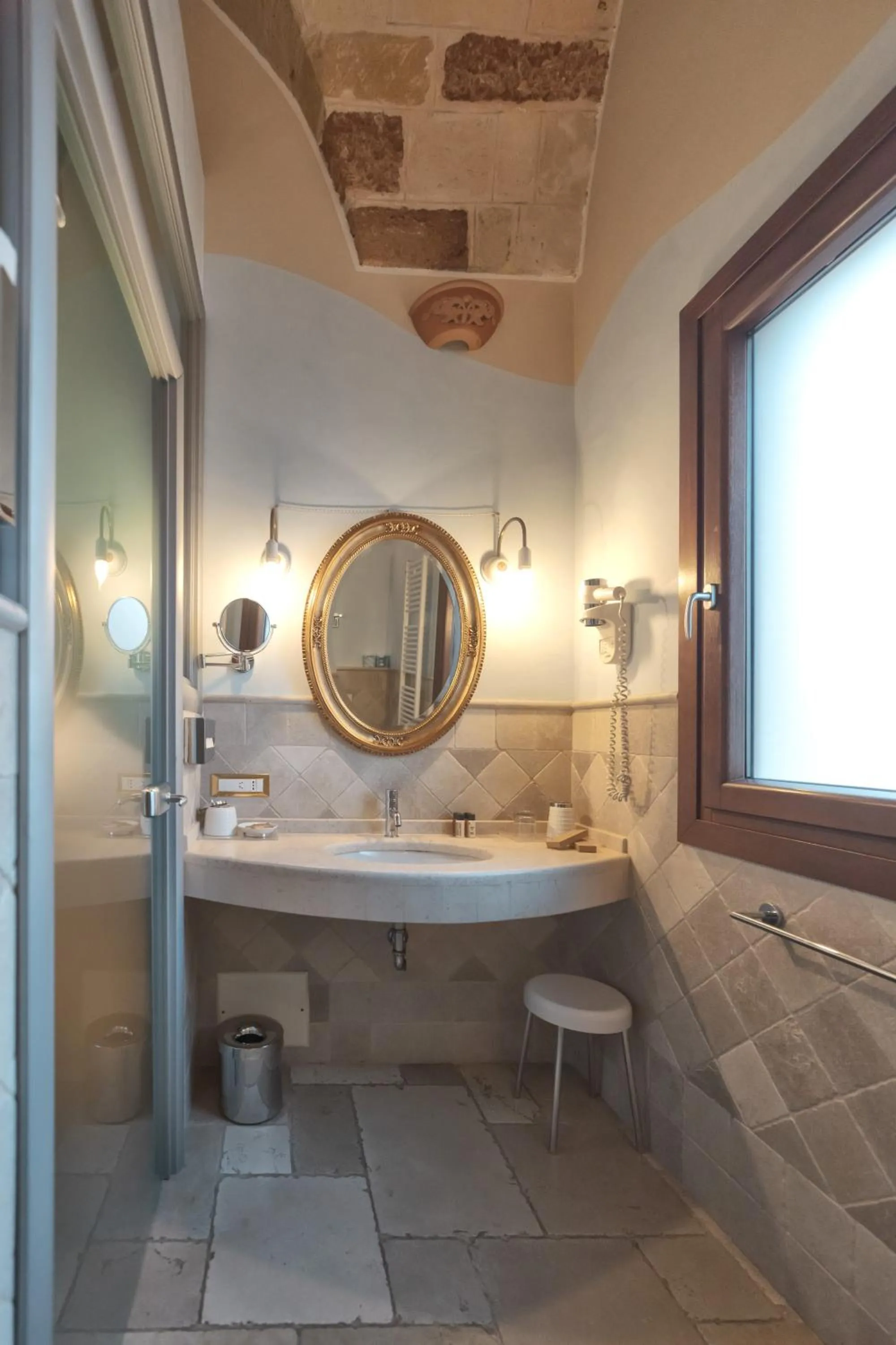 Toilet in Kelina Charme Hotel by Cantine Due Palme