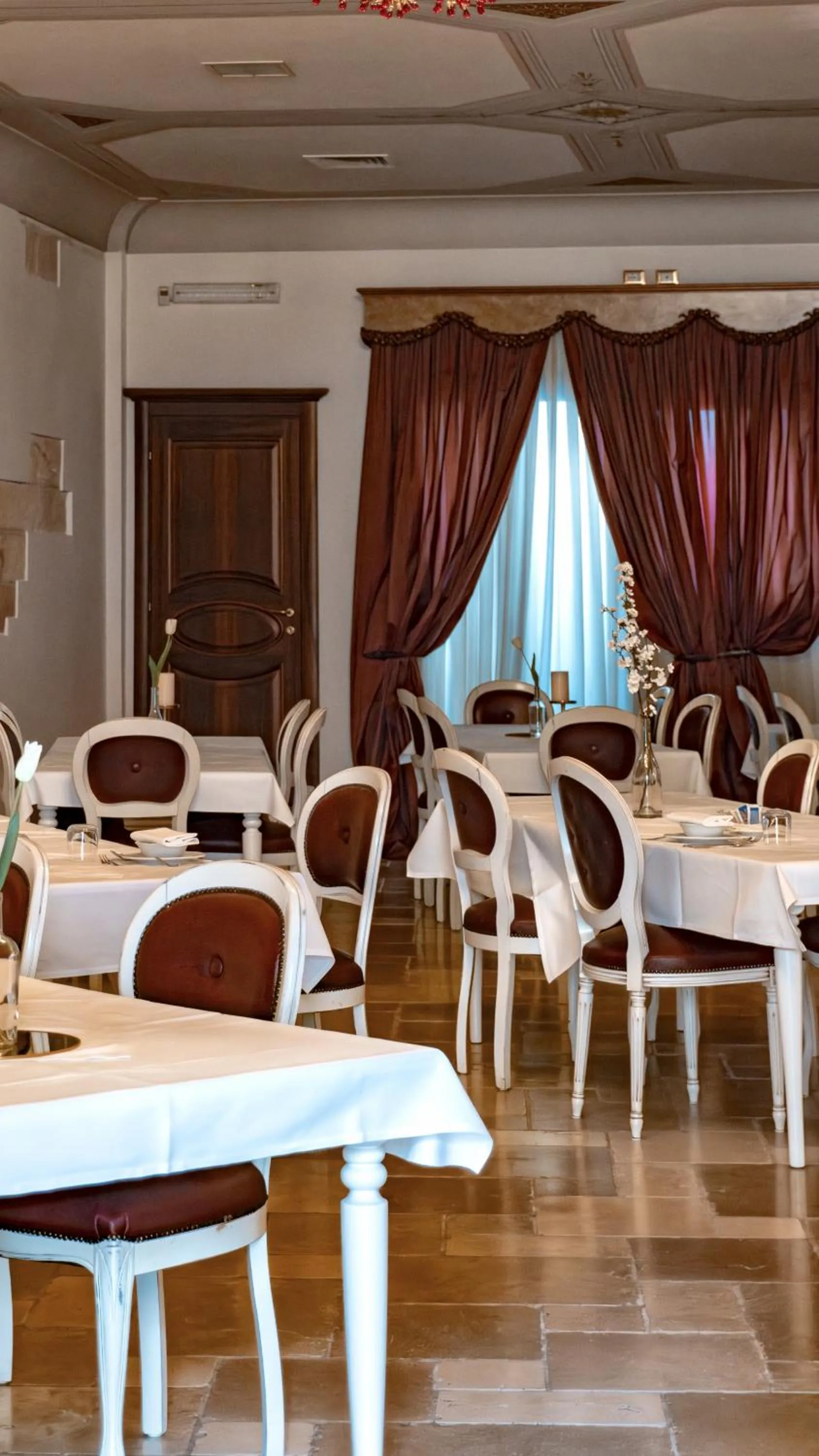 Restaurant/places to eat in Kelina Charme Hotel by Cantine Due Palme