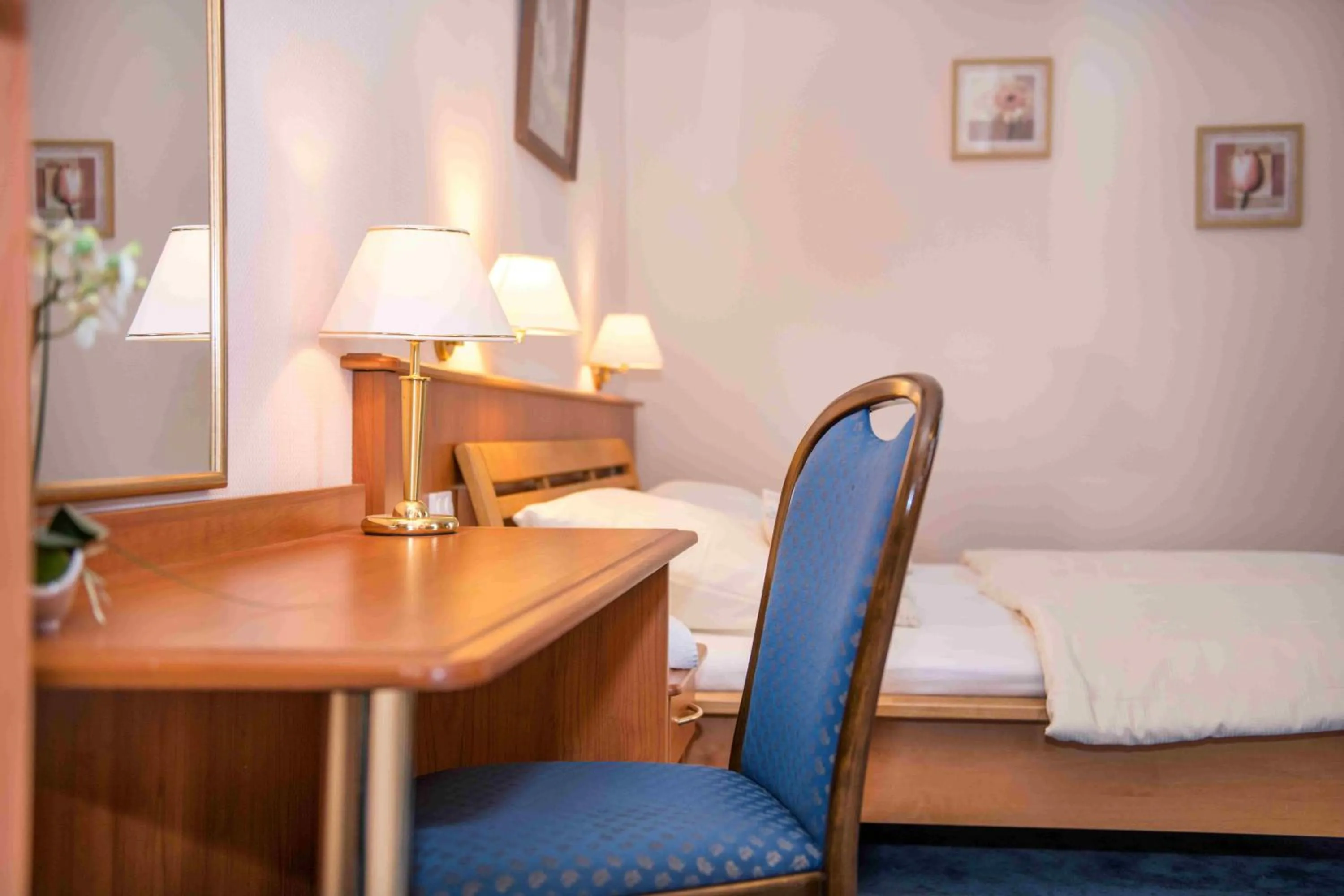 Seating area, Bed in Golfhotel Denzerheide