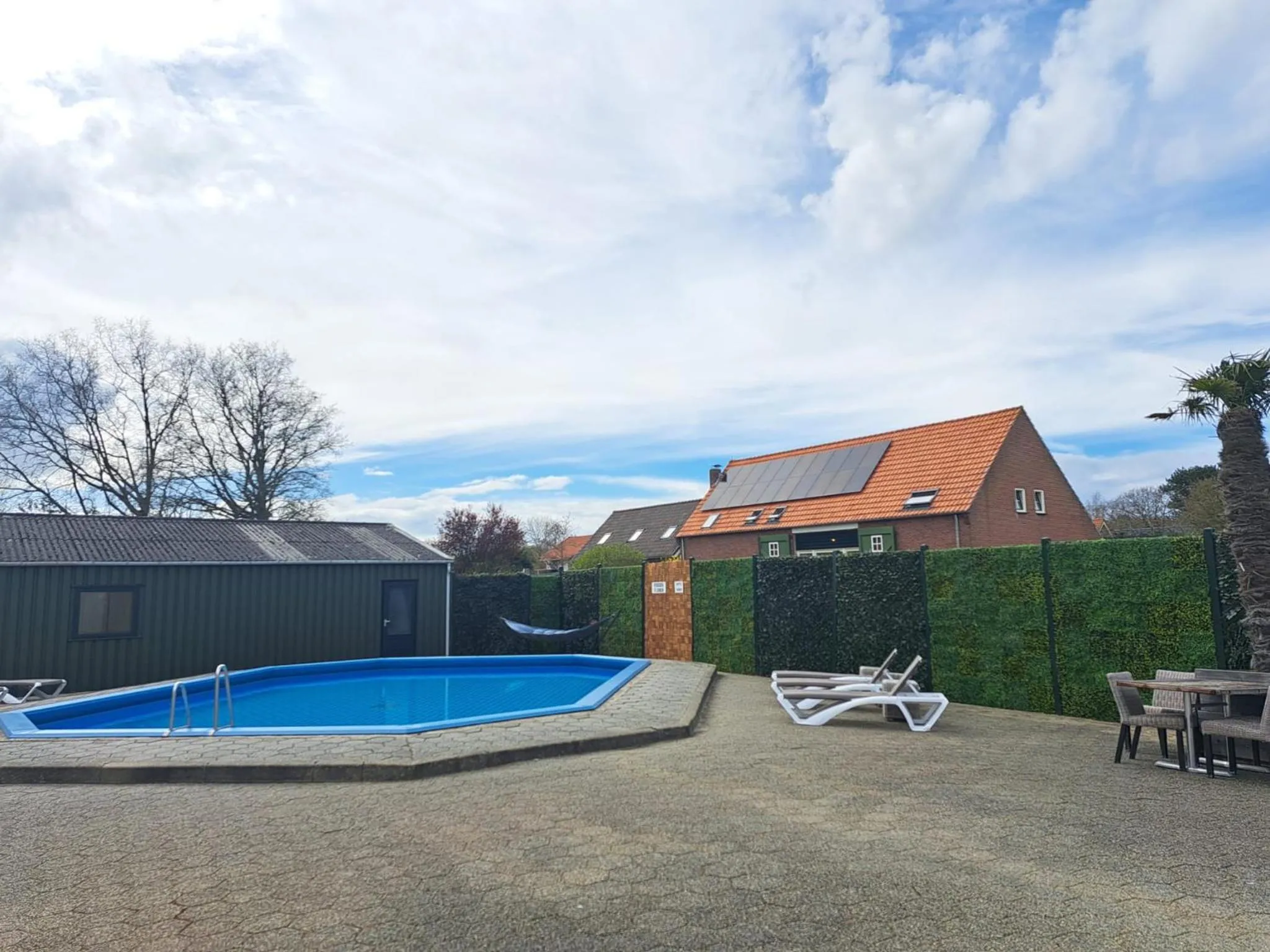 Swimming pool in Strandhotel Dennenbos