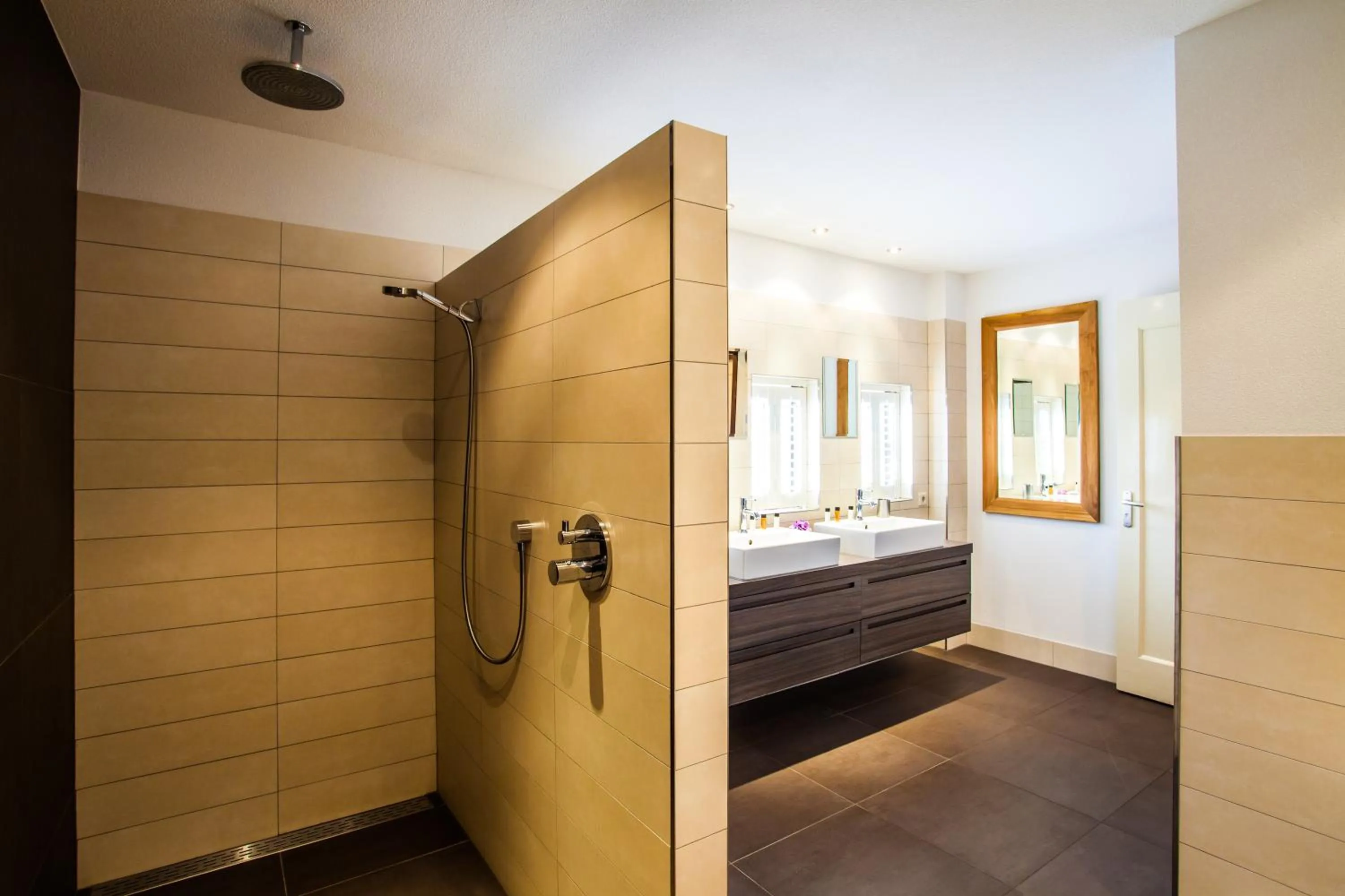 Shower, Bed in Strandhotel Dennenbos