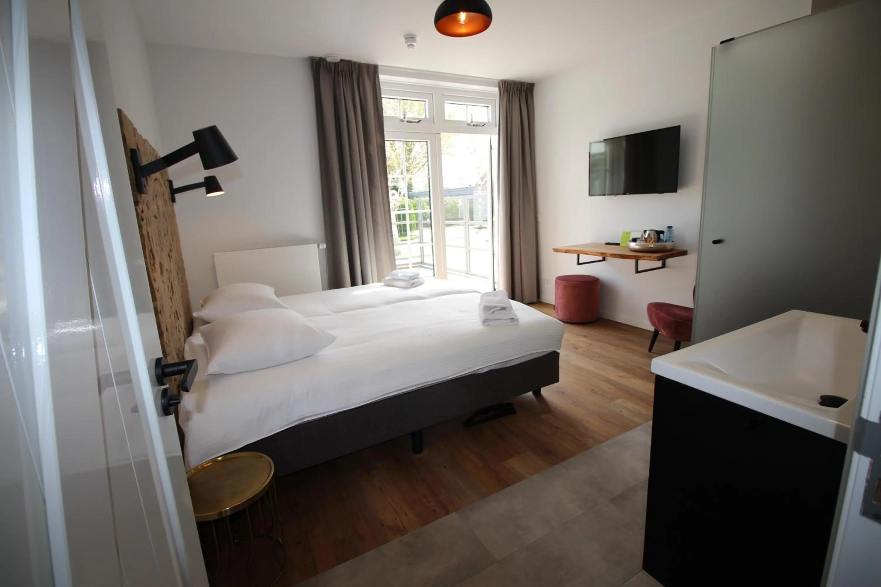 Shower, Bed in Strandhotel Dennenbos