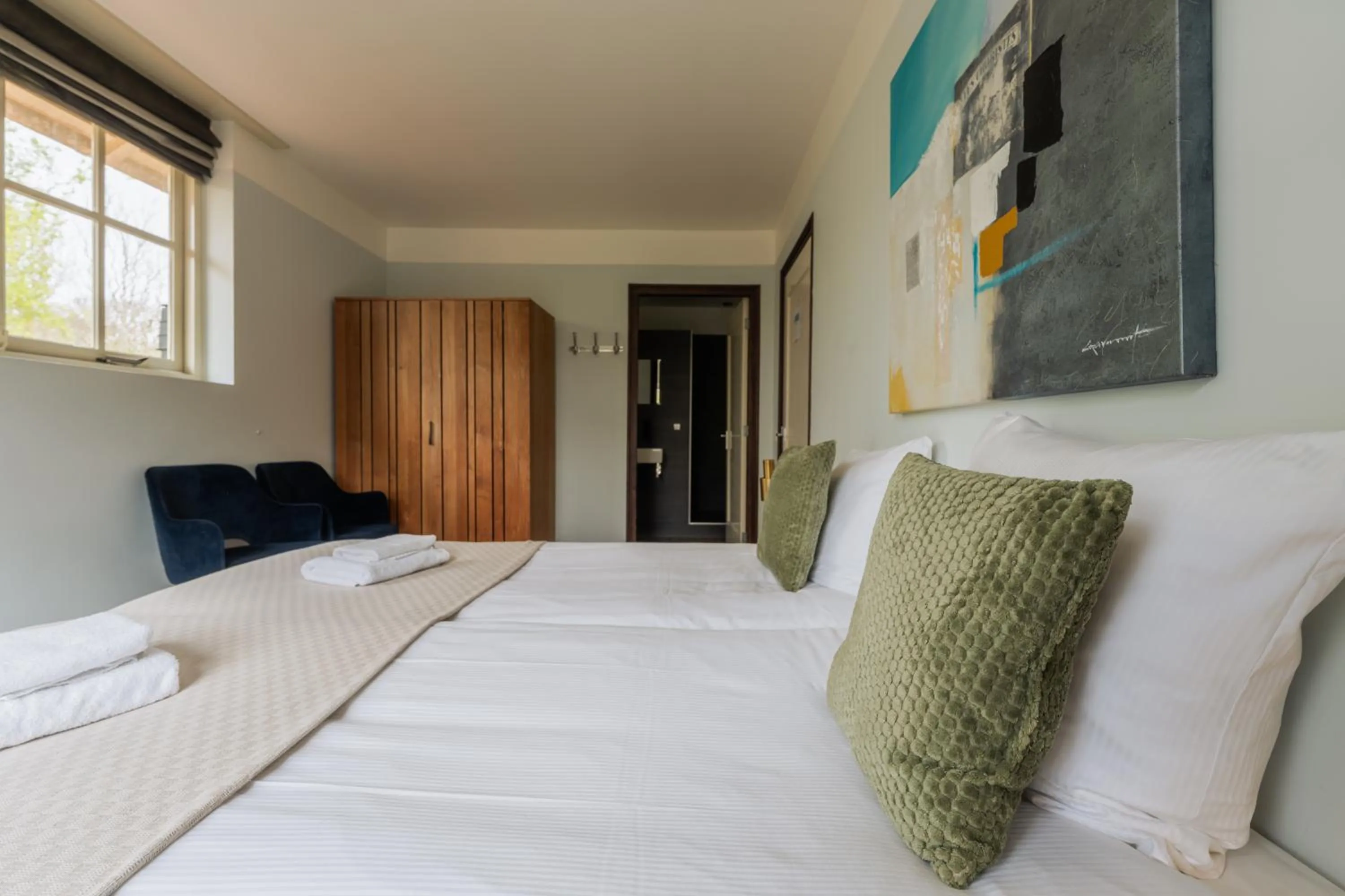 Bathroom, Bed in Strandhotel Dennenbos