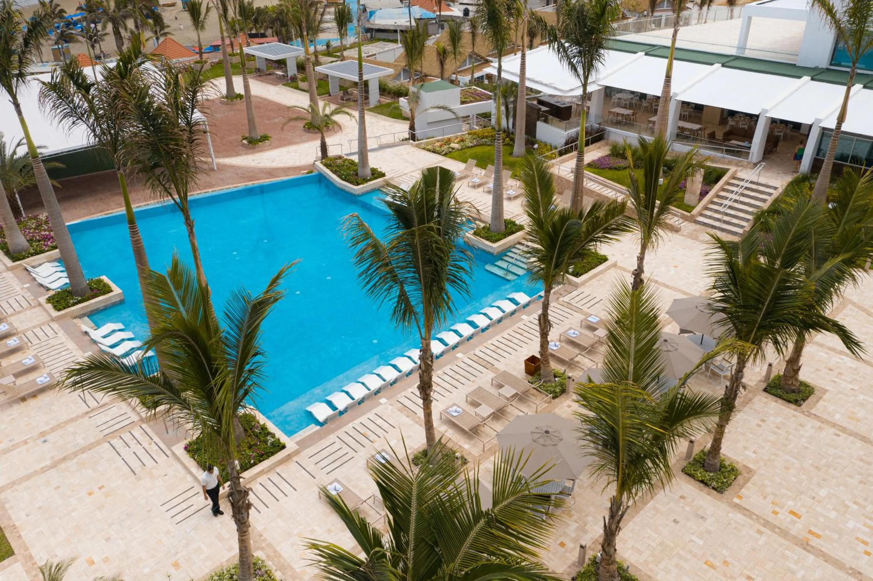 Swimming pool in Oro Verde Manta