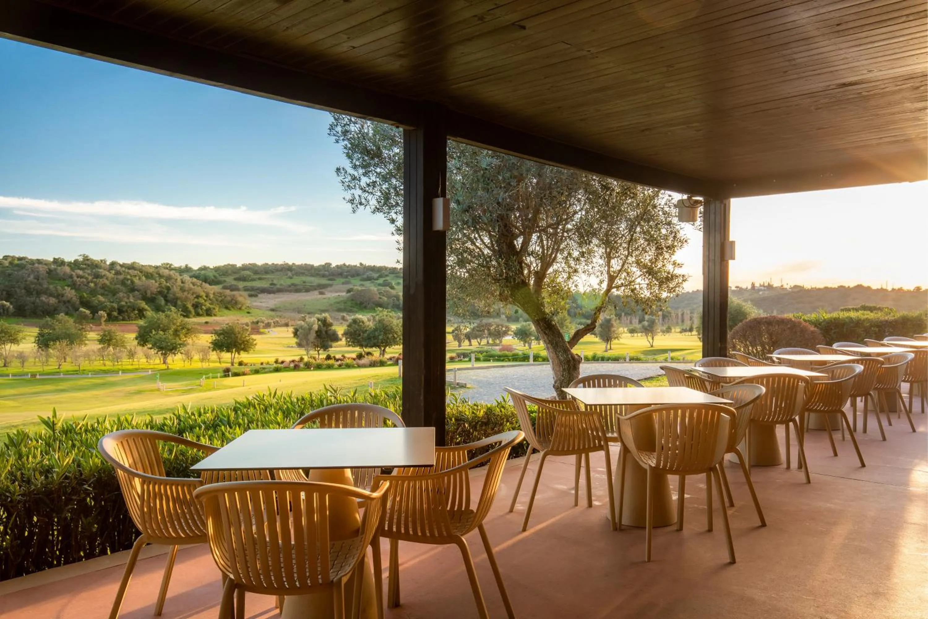 Restaurant/places to eat in NAU Morgado Golf & Country Club