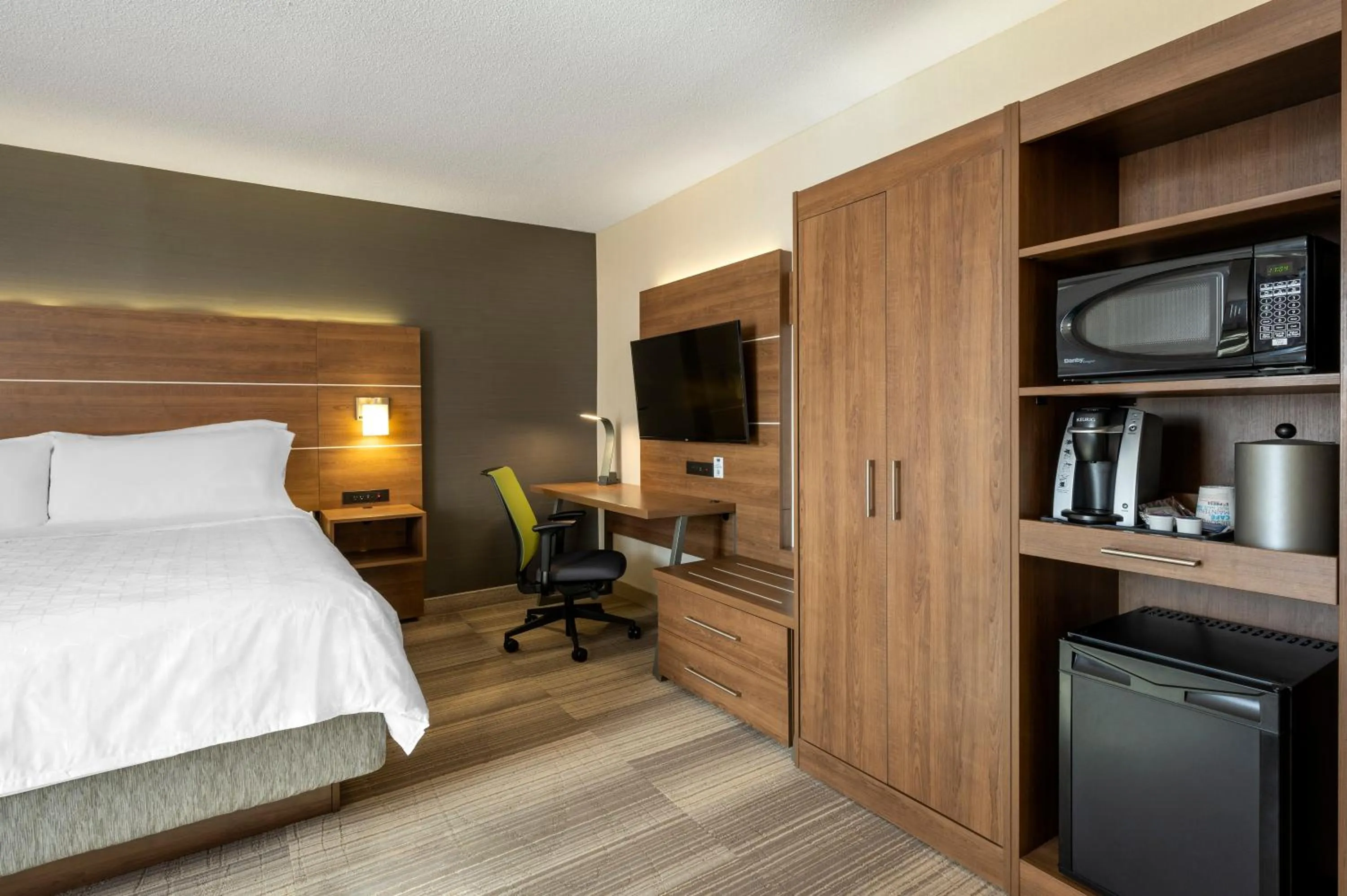 Photo of the whole room, Bed in Holiday Inn Express Toronto Downtown by IHG