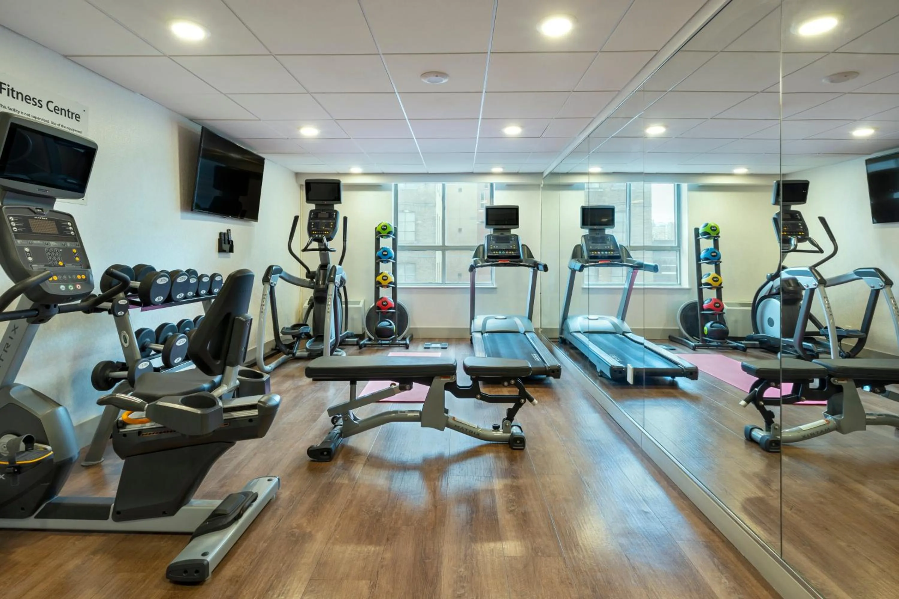 Fitness centre/facilities in Holiday Inn Express Toronto Downtown by IHG