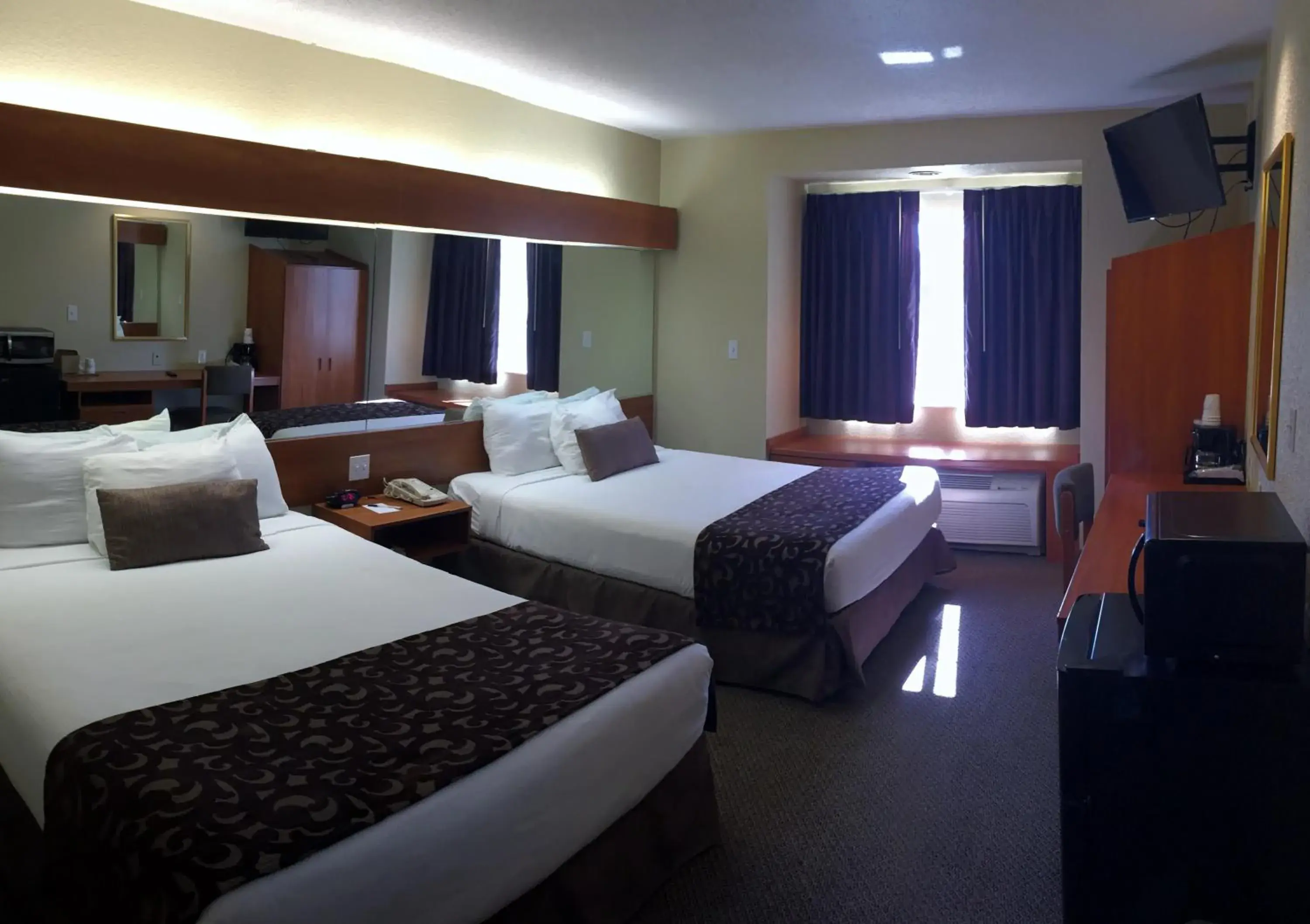 TV and multimedia, Bed in Microtel Inn & Suites Beckley East TV and multimedia, Bed in Microtel Inn & Suites Beckley East