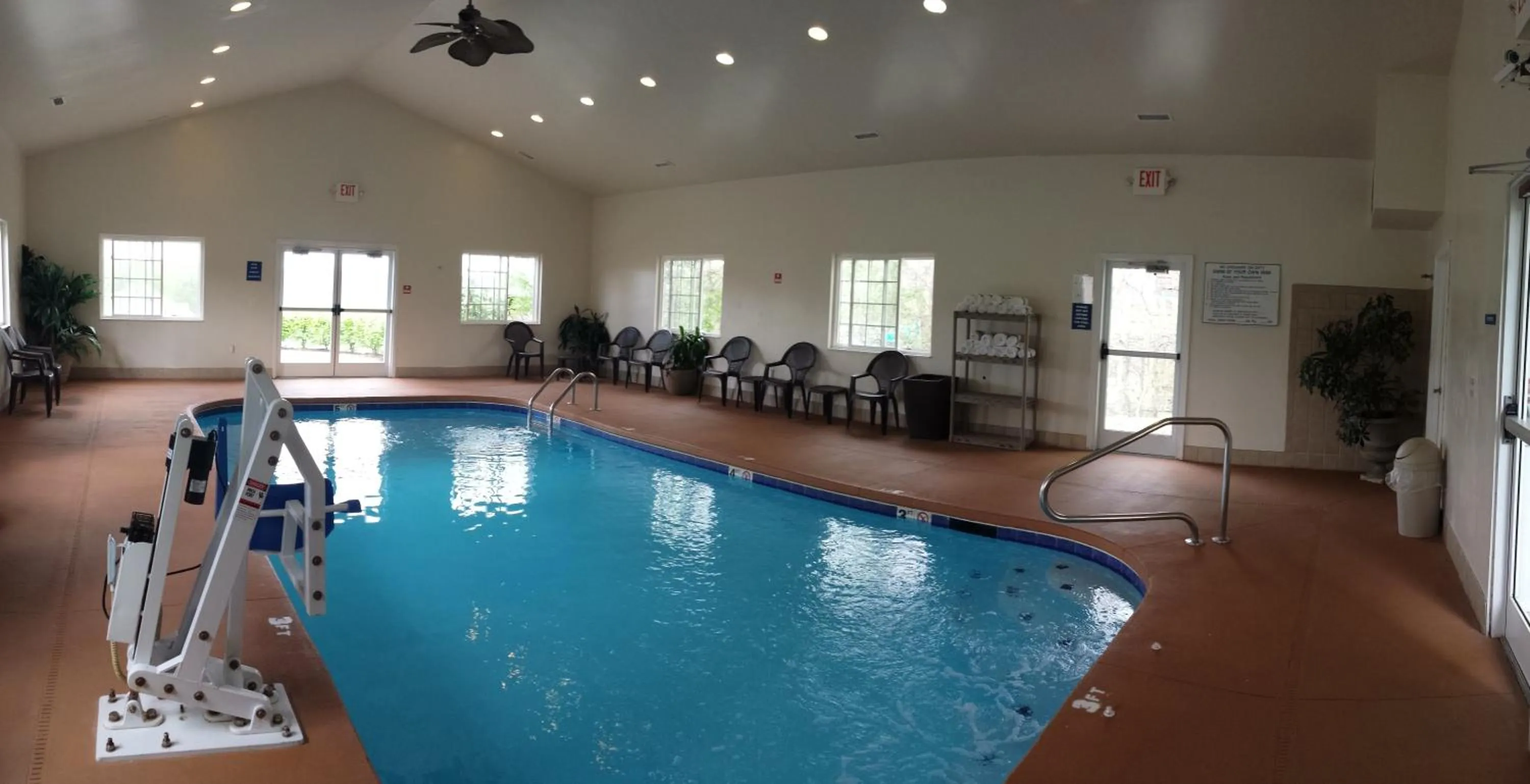 Swimming pool in Microtel Inn & Suites Beckley East