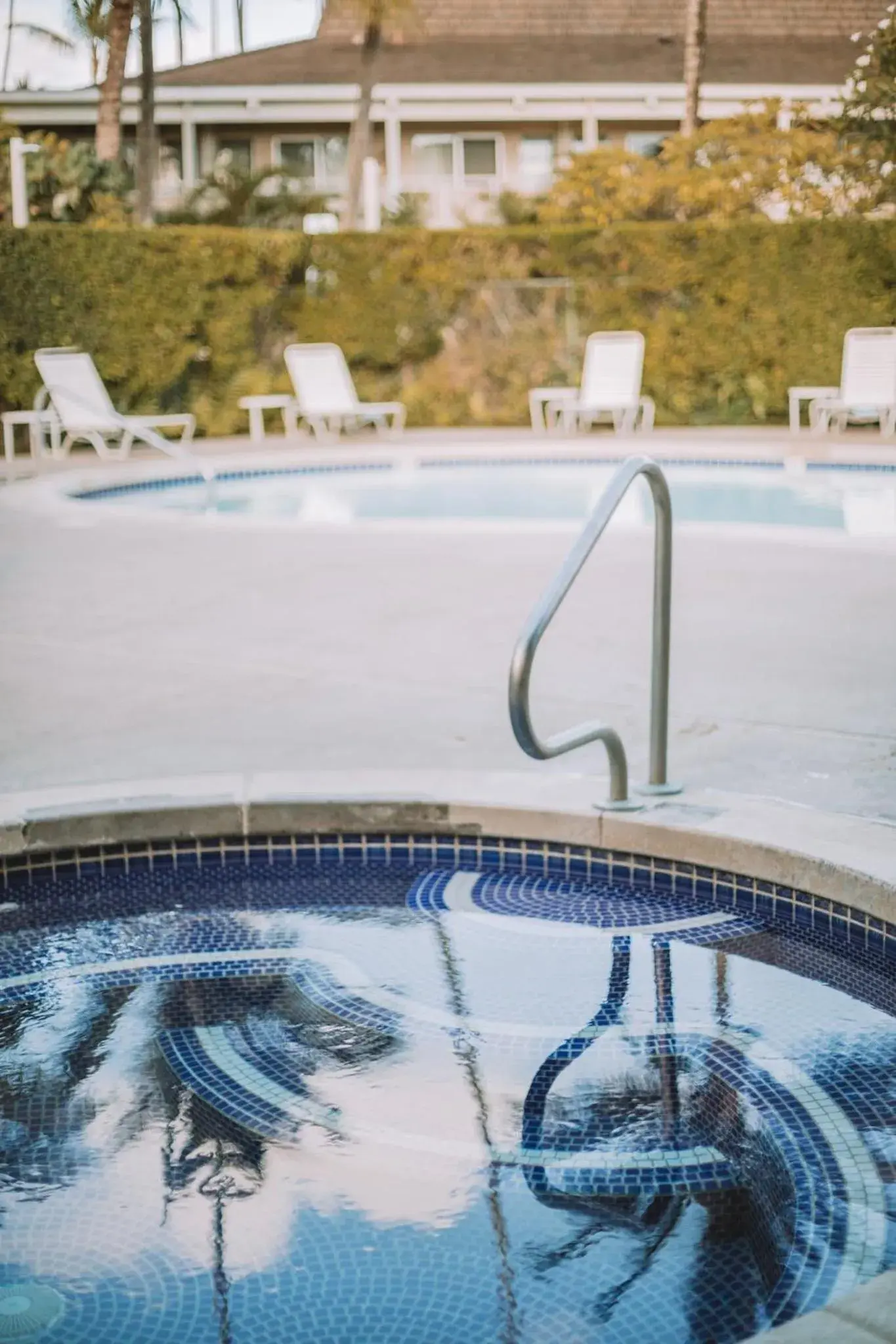 Swimming pool in Plantation Hale Suites Swimming pool in Plantation Hale Suites