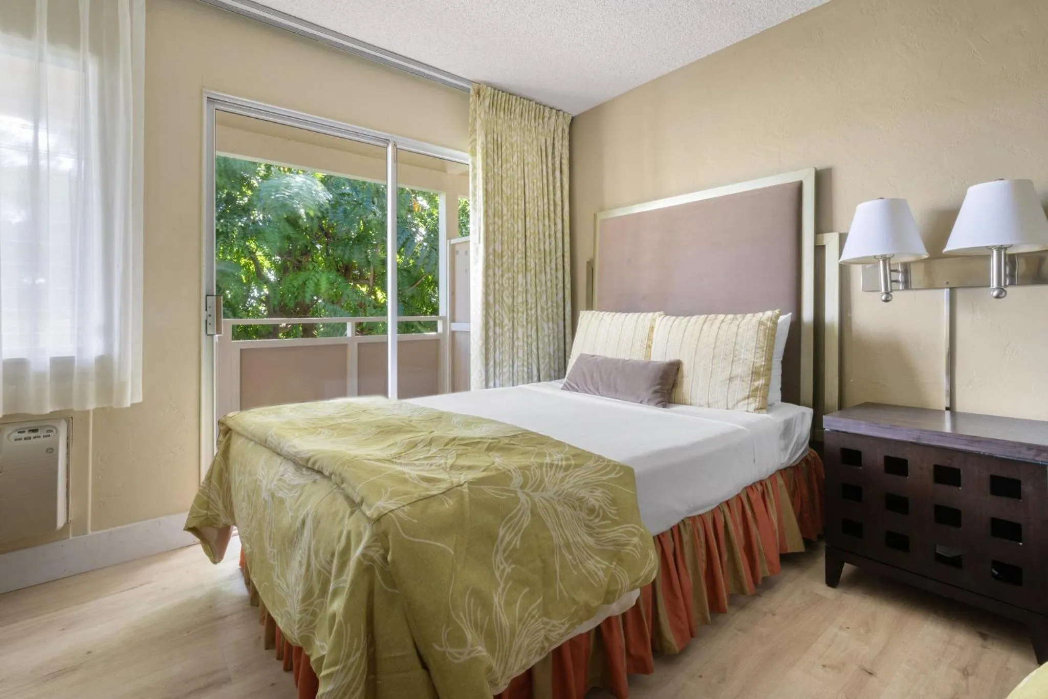 Photo of the whole room, Bed in Plantation Hale Suites