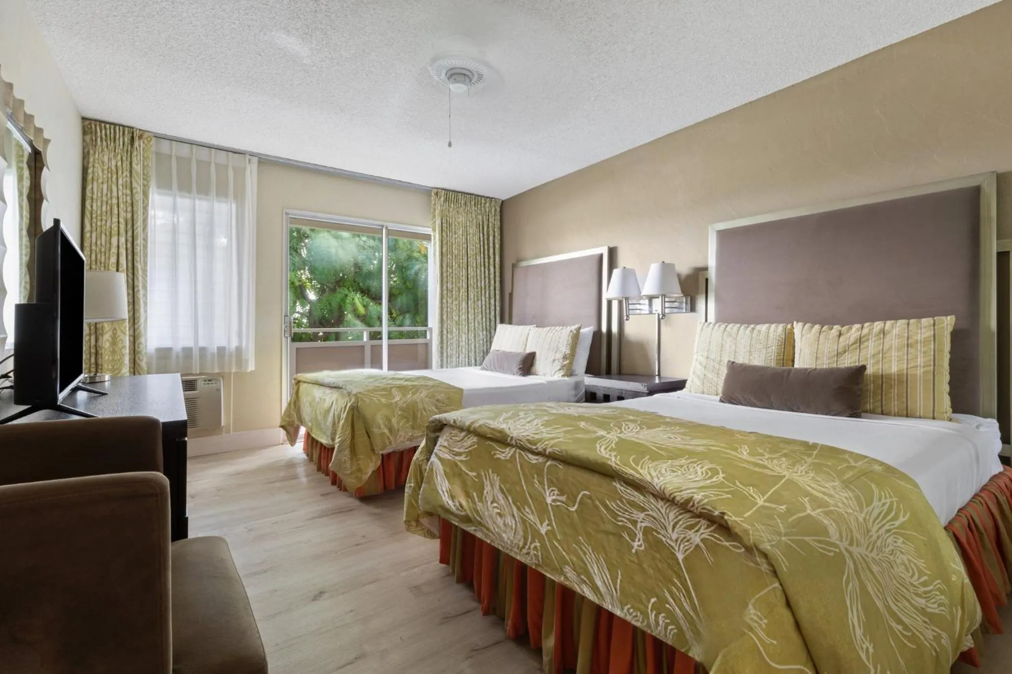 Photo of the whole room, Bed in Plantation Hale Suites