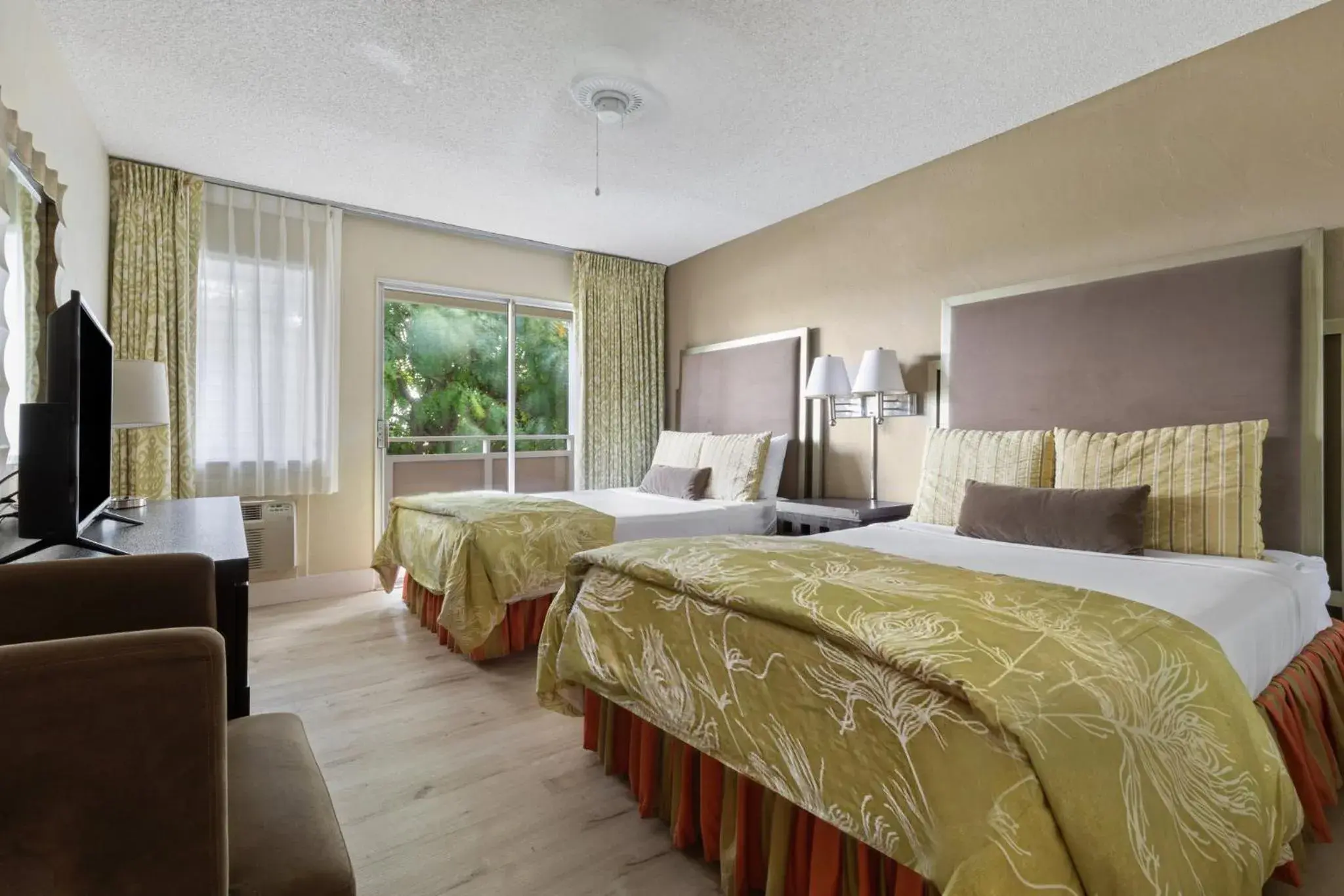 Photo of the whole room, Bed in Plantation Hale Suites Photo of the whole room, Bed in Plantation Hale Suites