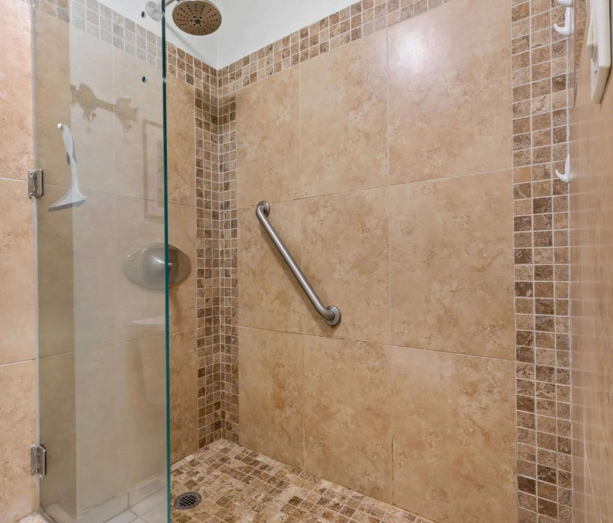 Photo of the whole room in Plantation Hale Suites