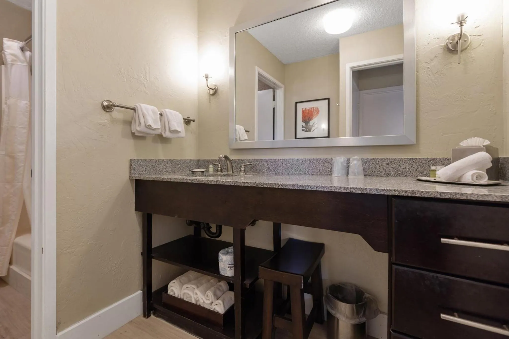 Photo of the whole room in Plantation Hale Suites