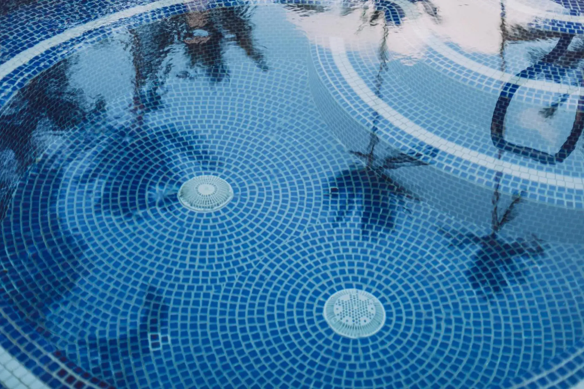 Swimming pool in Plantation Hale Suites Swimming pool in Plantation Hale Suites