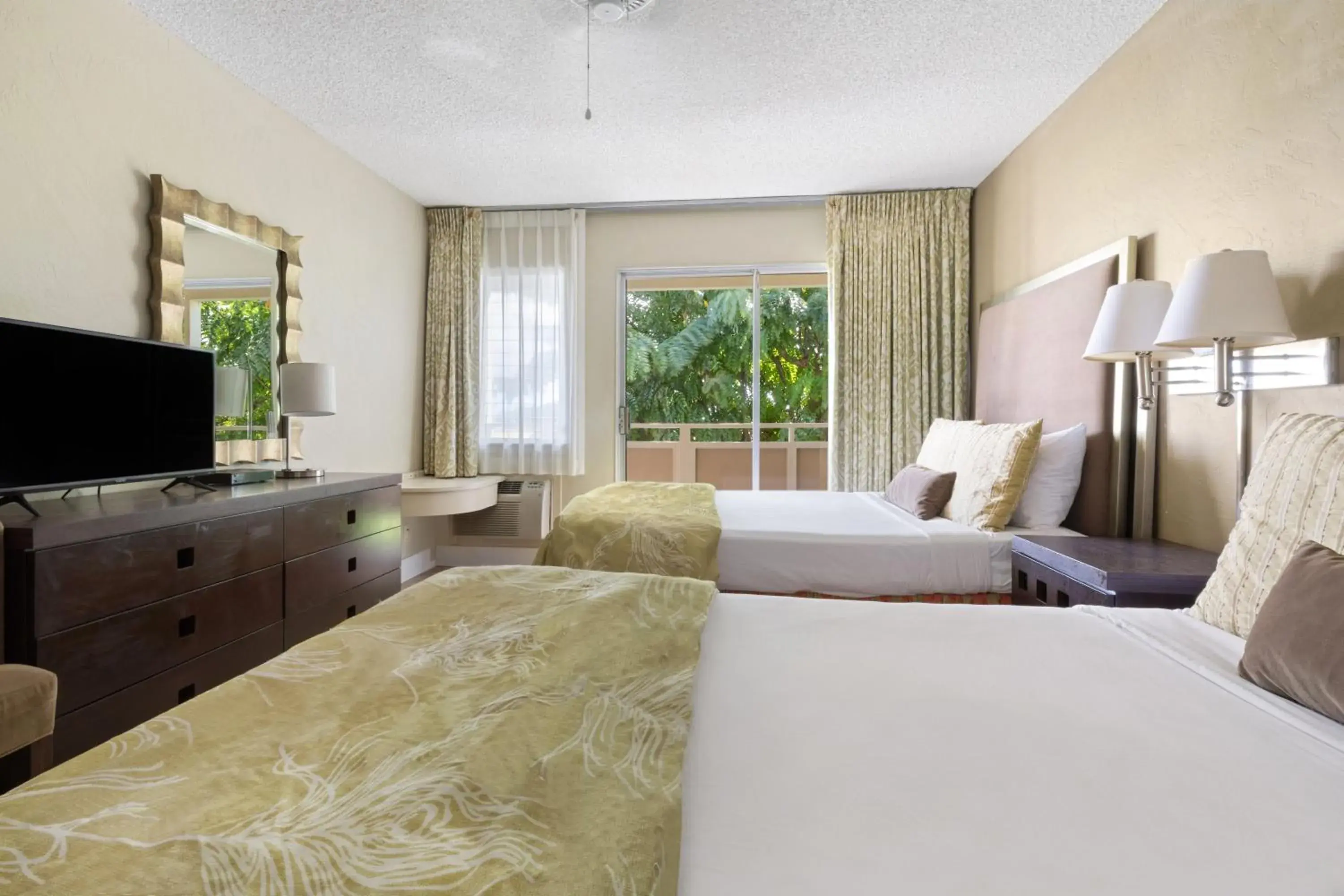 Bed in Plantation Hale Suites Bed in Plantation Hale Suites