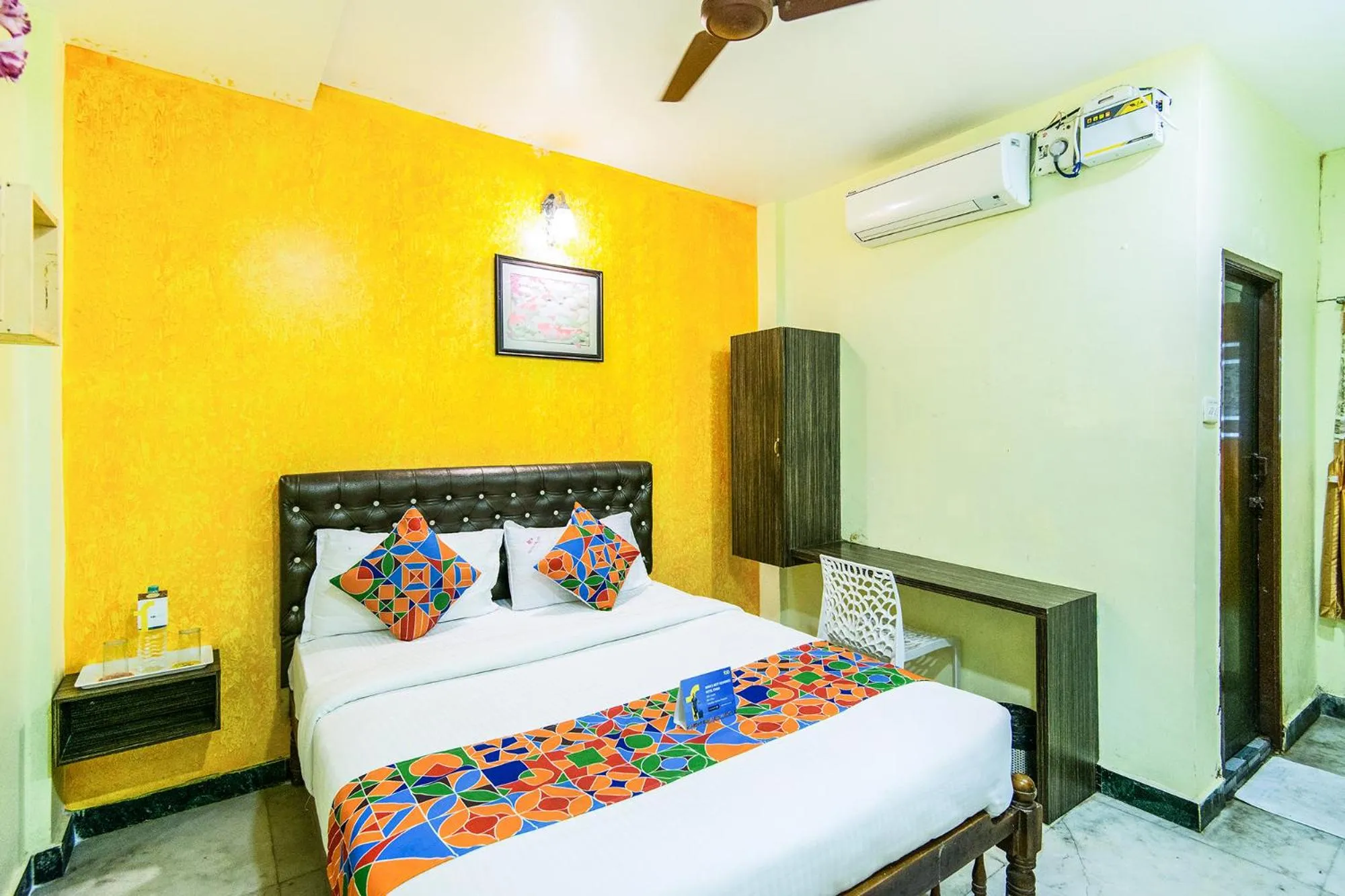 Photo of the whole room, Bed in Royal Palace Marina