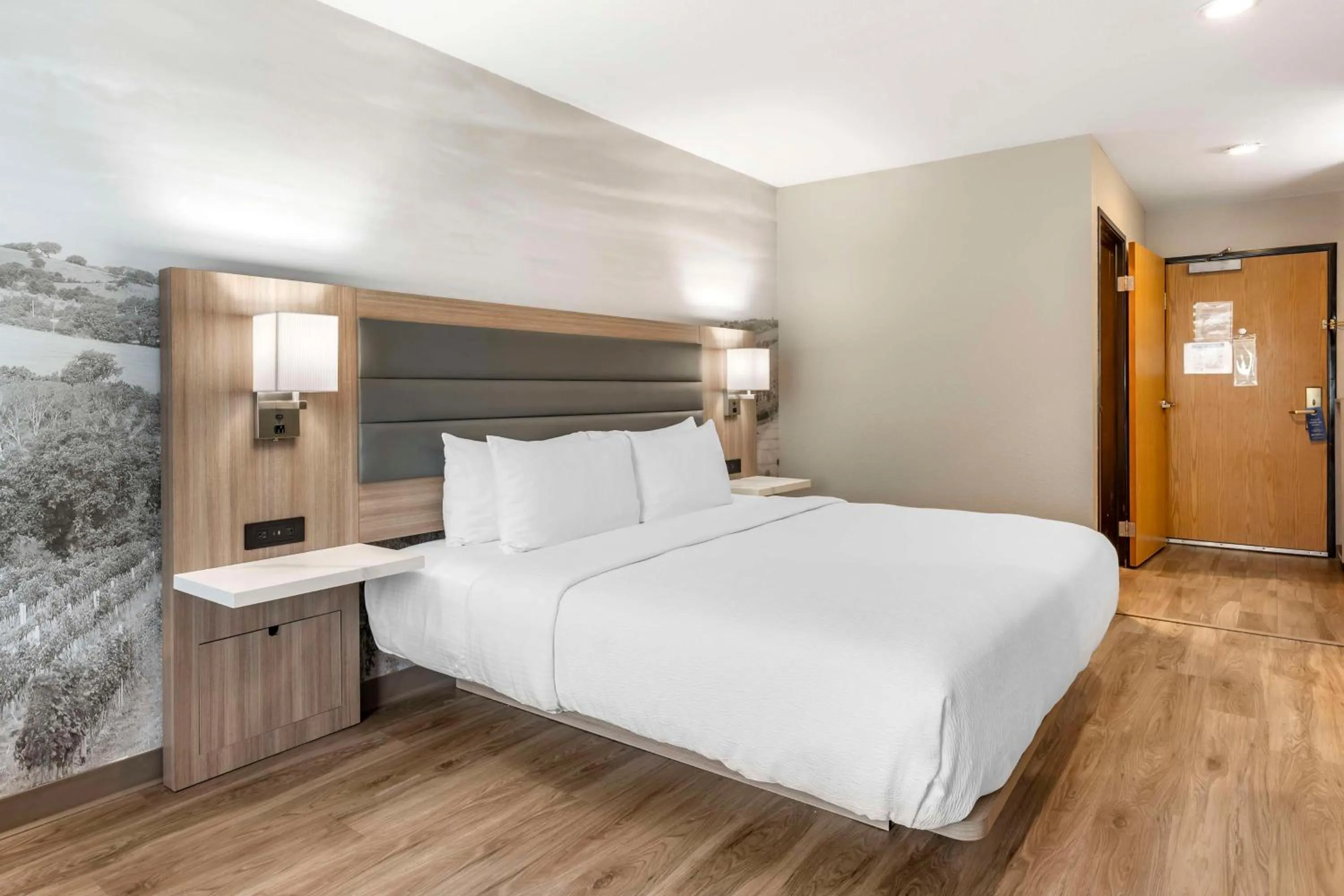 Bedroom, Bed in Best Western Plus Vineyard Inn