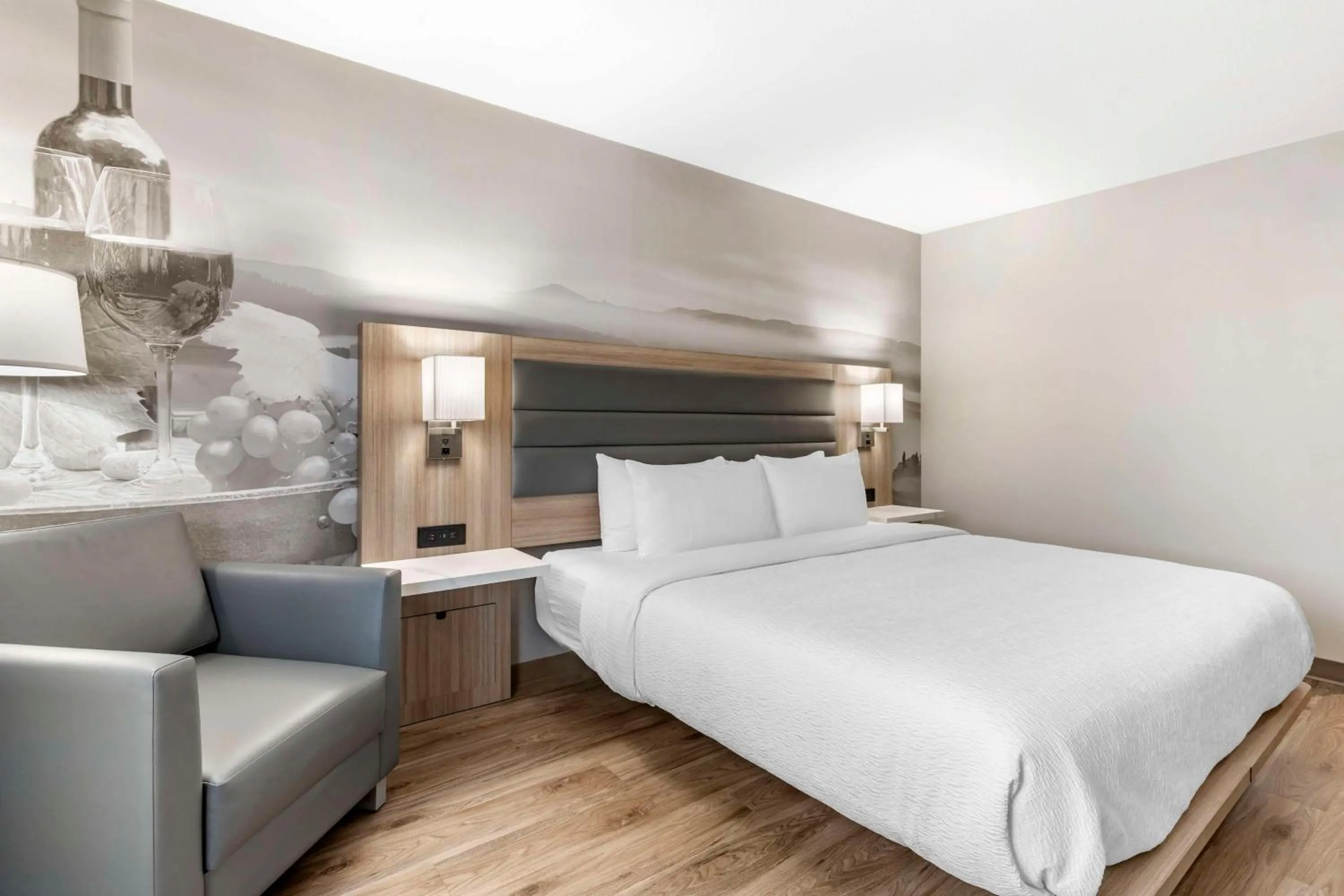 Bedroom, Bed in Best Western Plus Vineyard Inn