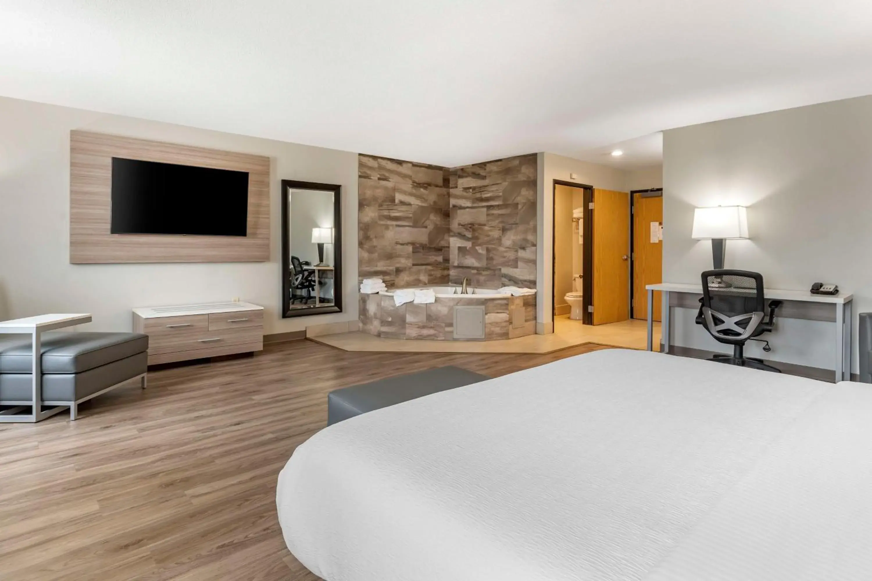 Photo of the whole room, Bed in Best Western Plus Vineyard Inn Photo of the whole room, Bed in Best Western Plus Vineyard Inn