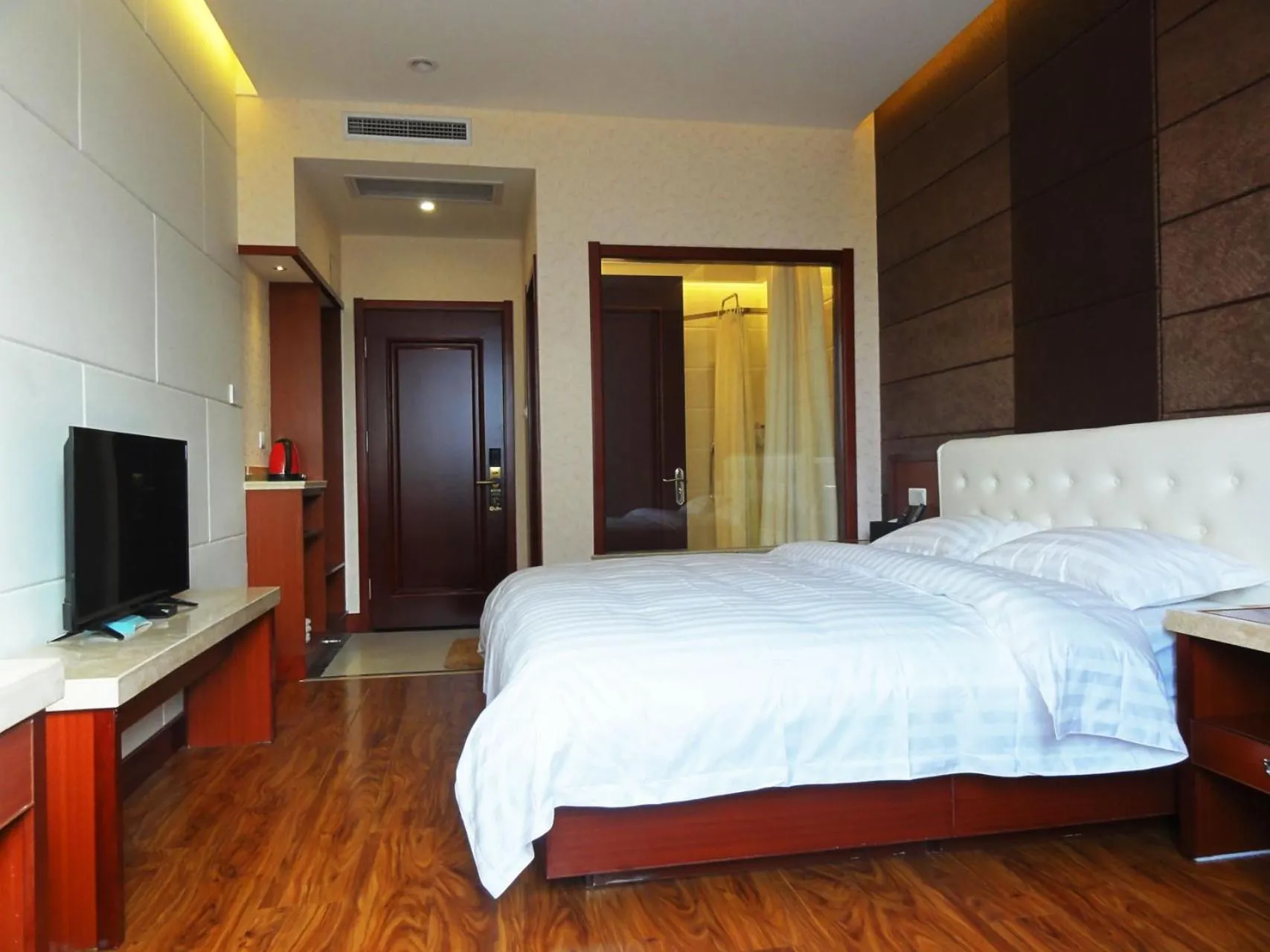 Bed in Hua Qi Kaiserdom Hotel Zhongshan Road St Michael's Cathedral and Zhanqiao Pier Qingdao