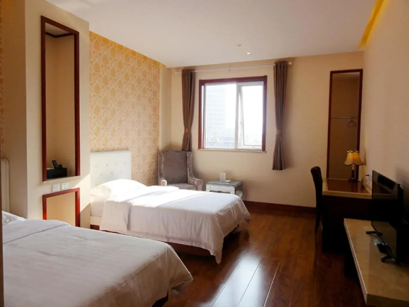 Deluxe Twin Room in Hua Qi Kaiserdom Hotel Zhongshan Road St Michael's Cathedral and Zhanqiao Pier Qingdao Deluxe Twin Room in Hua Qi Kaiserdom Hotel Zhongshan Road St Michael's Cathedral and Zhanqiao Pier Qingdao