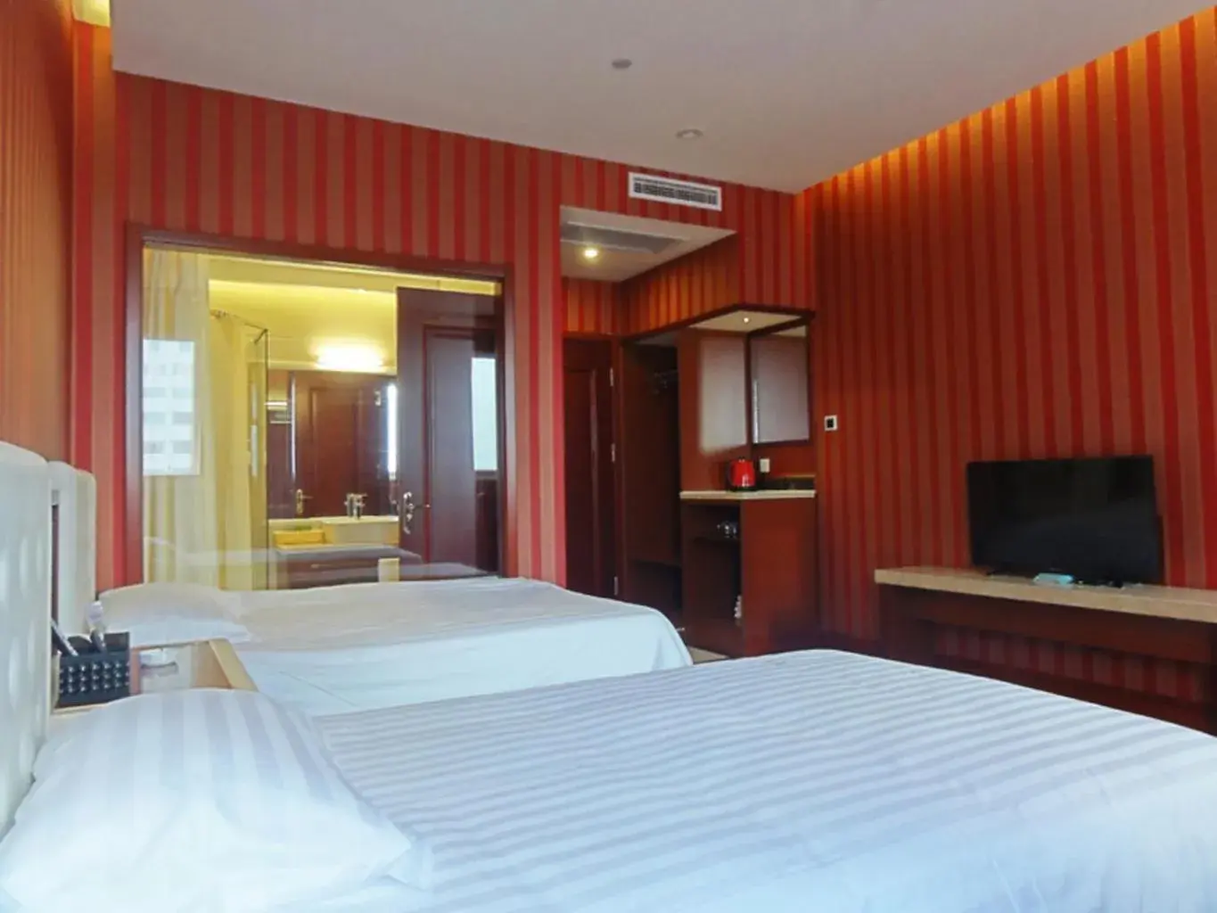 Deluxe Twin Room in Hua Qi Kaiserdom Hotel Zhongshan Road St Michael's Cathedral and Zhanqiao Pier Qingdao Deluxe Twin Room in Hua Qi Kaiserdom Hotel Zhongshan Road St Michael's Cathedral and Zhanqiao Pier Qingdao