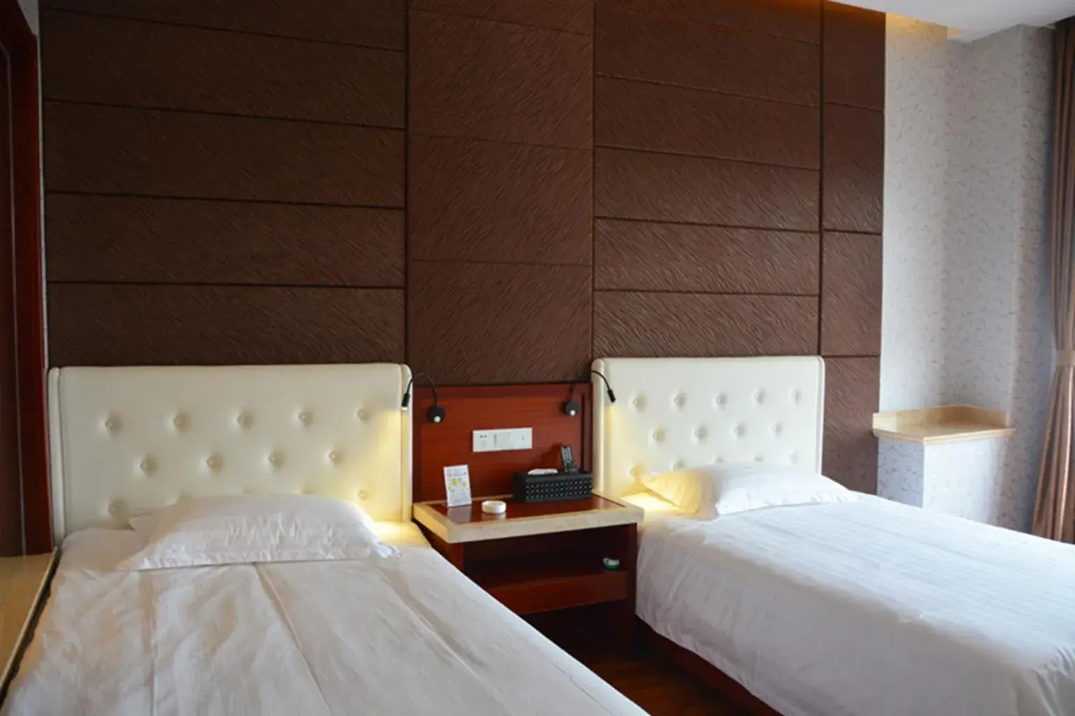 Deluxe Twin Room in Hua Qi Kaiserdom Hotel Zhongshan Road St Michael's Cathedral and Zhanqiao Pier Qingdao Deluxe Twin Room in Hua Qi Kaiserdom Hotel Zhongshan Road St Michael's Cathedral and Zhanqiao Pier Qingdao