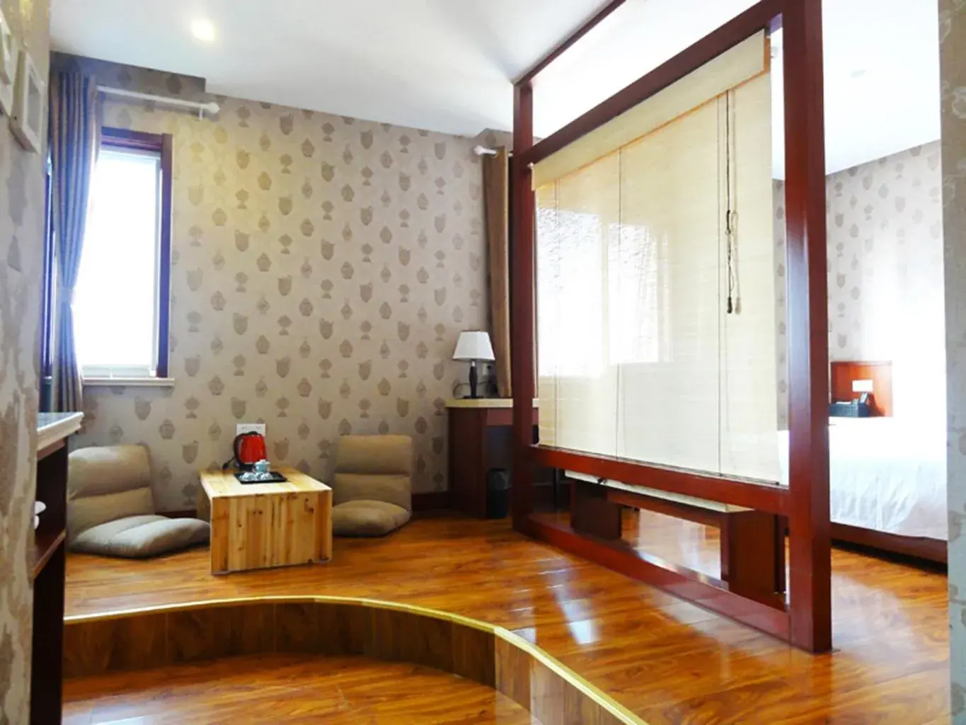 Deluxe Double Room in Hua Qi Kaiserdom Hotel Zhongshan Road St Michael's Cathedral and Zhanqiao Pier Qingdao Deluxe Double Room in Hua Qi Kaiserdom Hotel Zhongshan Road St Michael's Cathedral and Zhanqiao Pier Qingdao