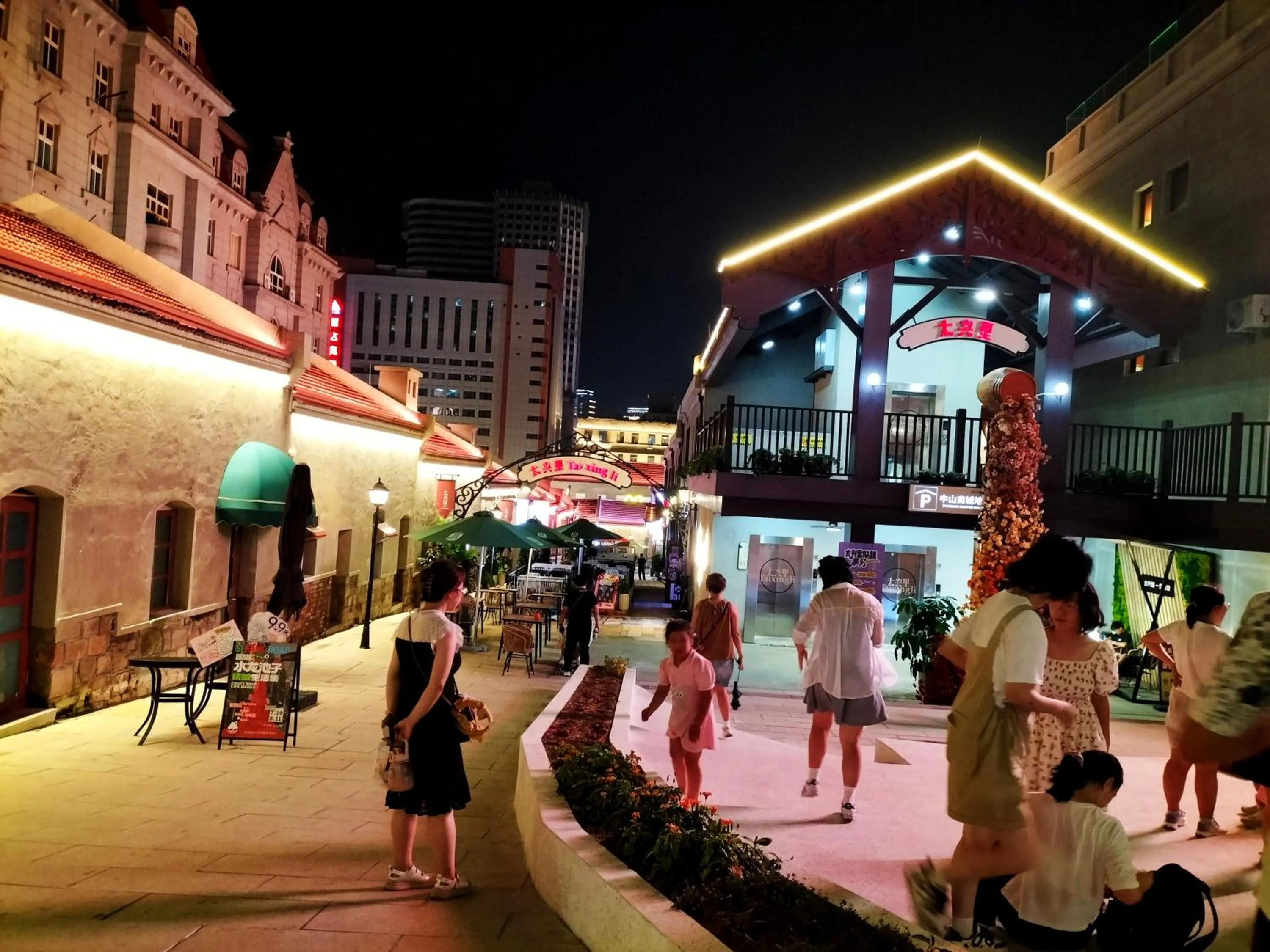 Evening entertainment in Hua Qi Kaiserdom Hotel Zhongshan Road St Michael's Cathedral and Zhanqiao Pier Qingdao