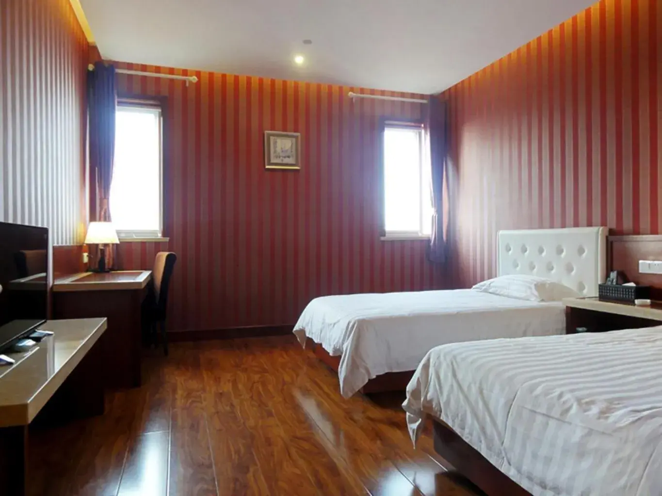 Deluxe Twin Room in Hua Qi Kaiserdom Hotel Zhongshan Road St Michael's Cathedral and Zhanqiao Pier Qingdao Deluxe Twin Room in Hua Qi Kaiserdom Hotel Zhongshan Road St Michael's Cathedral and Zhanqiao Pier Qingdao