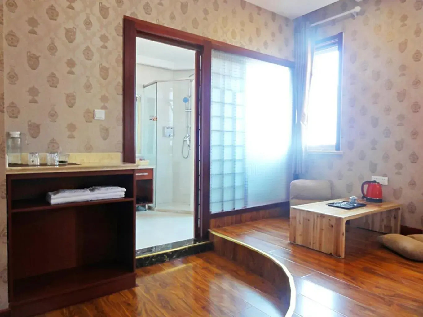 Deluxe Double Room in Hua Qi Kaiserdom Hotel Zhongshan Road St Michael's Cathedral and Zhanqiao Pier Qingdao Deluxe Double Room in Hua Qi Kaiserdom Hotel Zhongshan Road St Michael's Cathedral and Zhanqiao Pier Qingdao