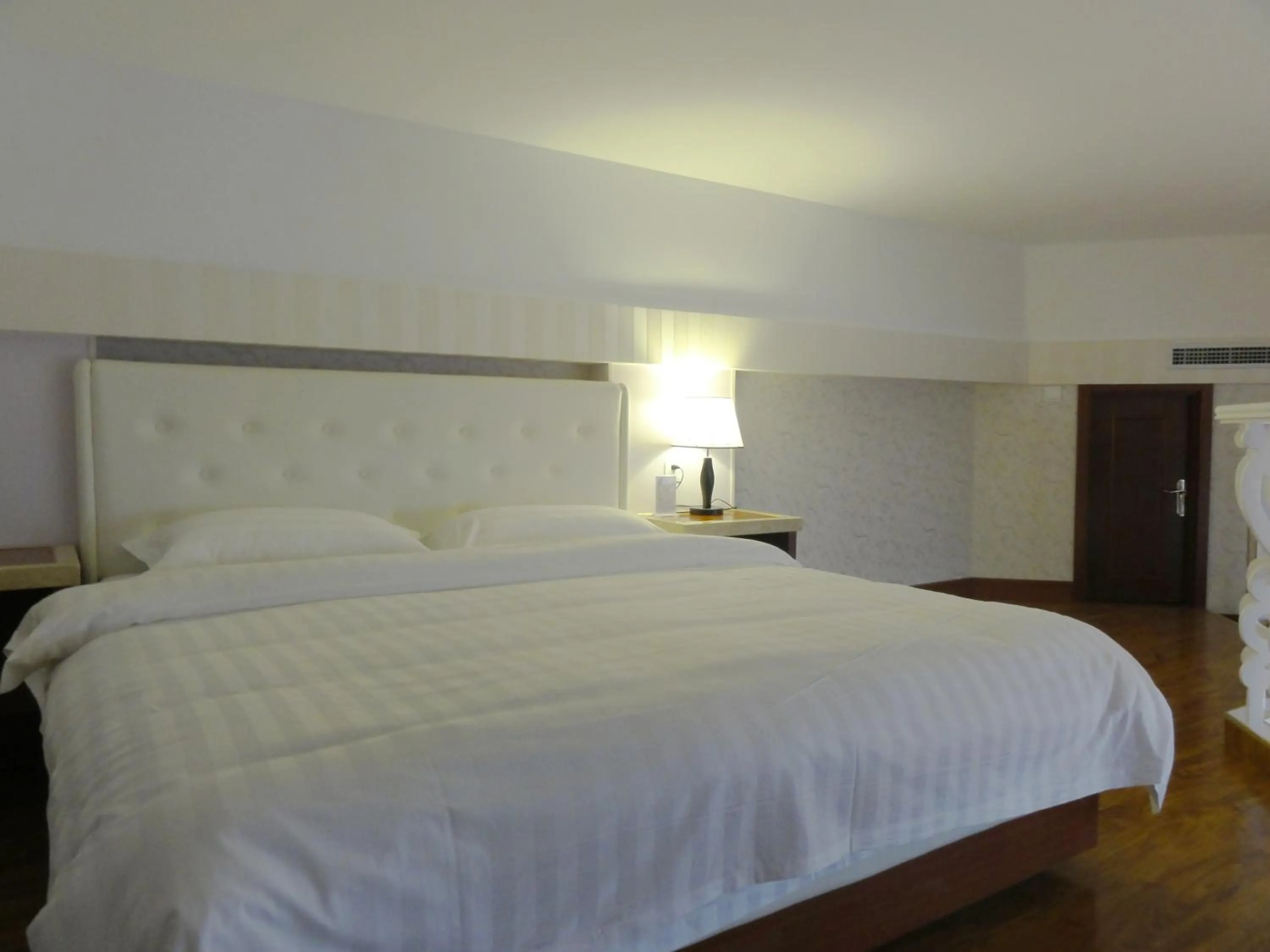 Bed in Hua Qi Kaiserdom Hotel Zhongshan Road St Michael's Cathedral and Zhanqiao Pier Qingdao