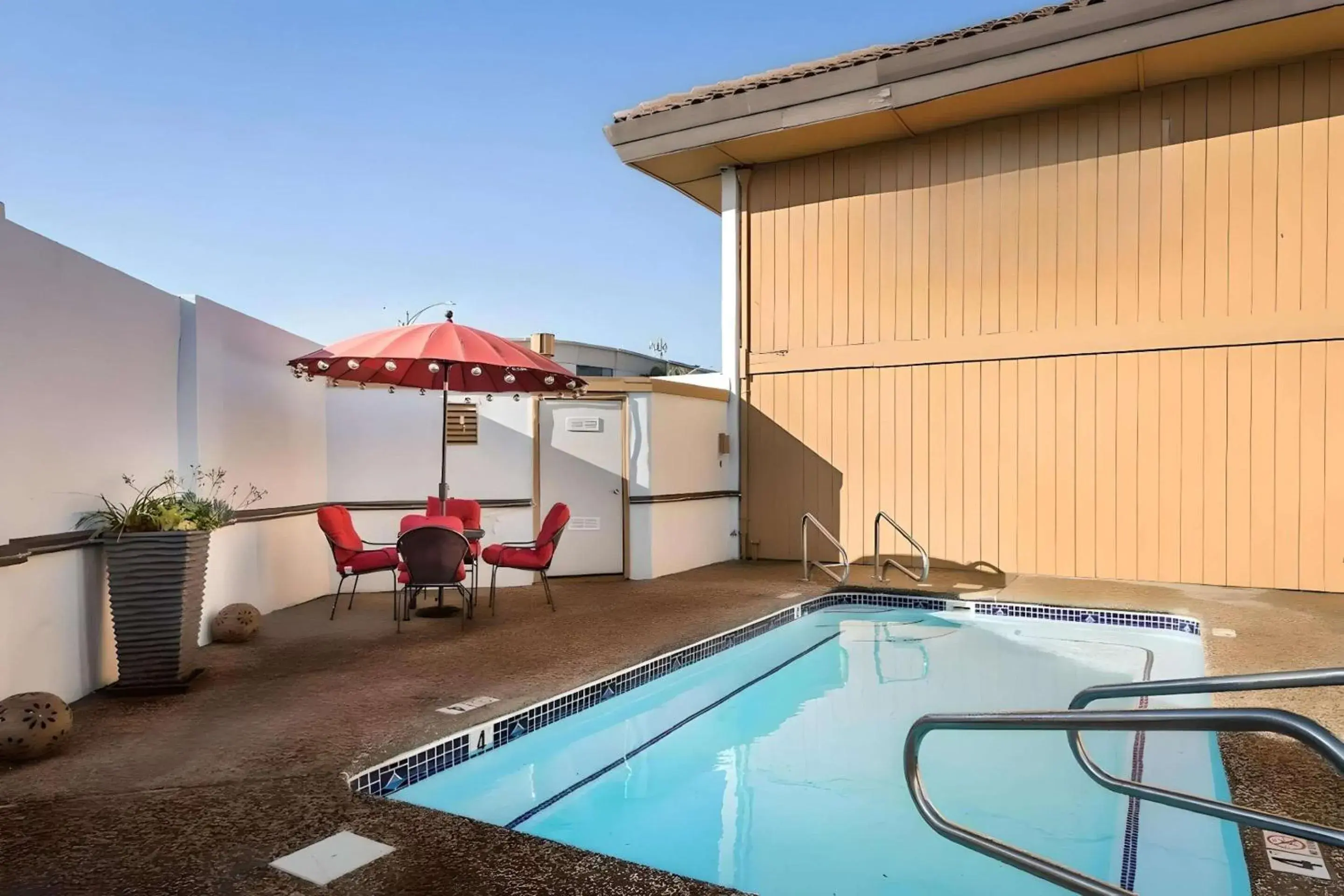 Swimming pool in Rodeway Inn San Jose HWY-101 Tully Rd Exit Swimming pool in Rodeway Inn San Jose HWY-101 Tully Rd Exit