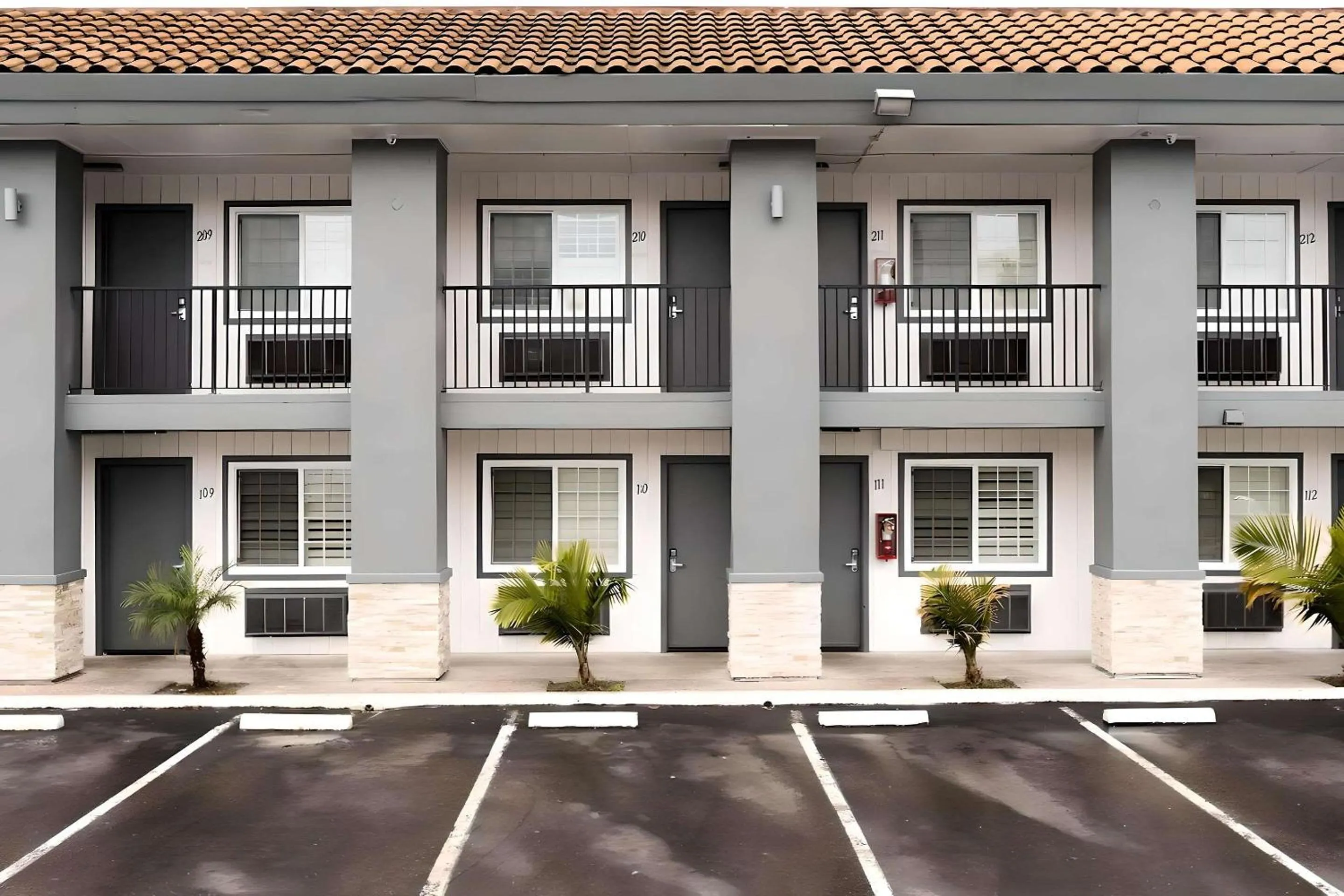 Property building in Rodeway Inn San Jose HWY-101 Tully Rd Exit