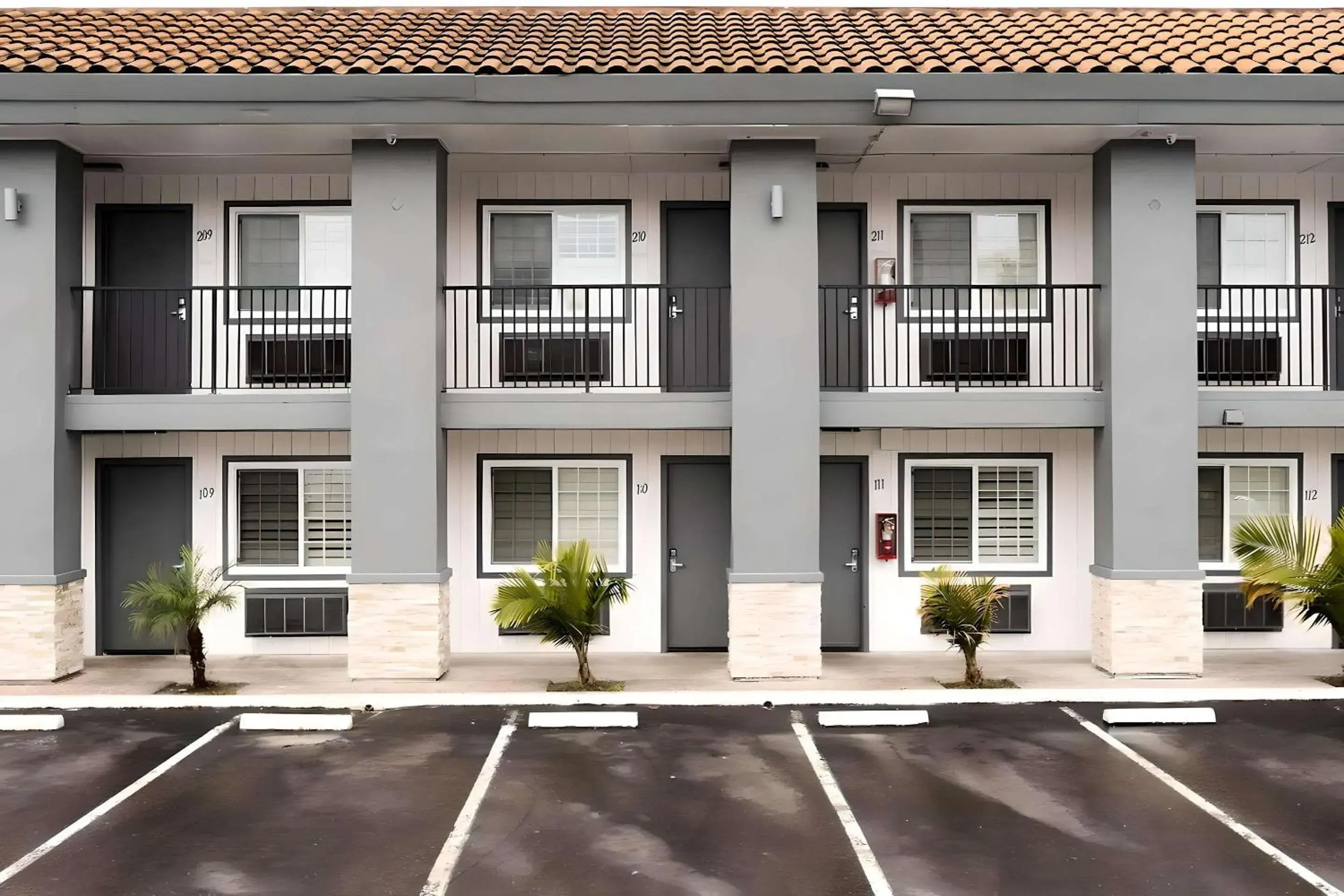 Property building in Rodeway Inn San Jose HWY-101 Tully Rd Exit Property building in Rodeway Inn San Jose HWY-101 Tully Rd Exit