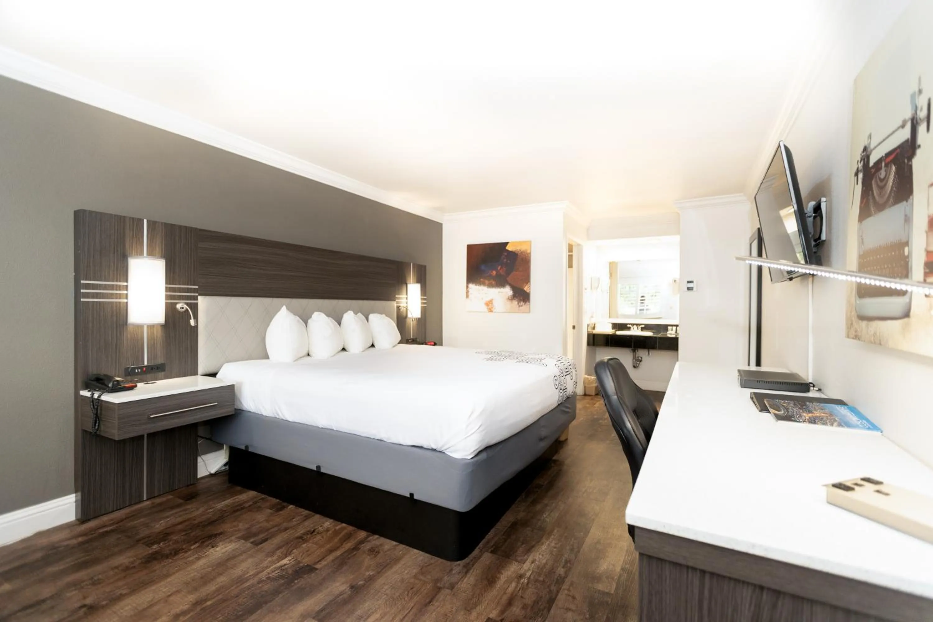 Bedroom, Bed in Rodeway Inn San Jose HWY-101 Tully Rd Exit