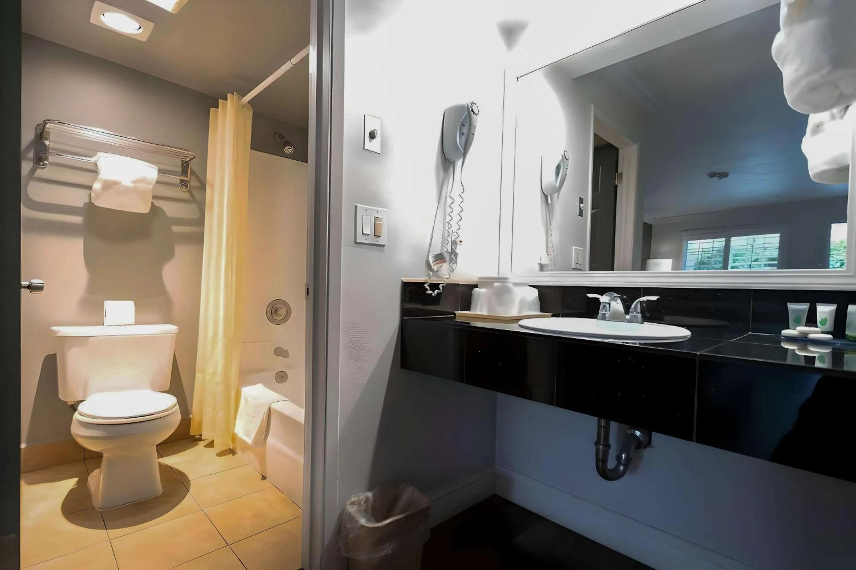 Bedroom in Rodeway Inn San Jose HWY-101 Tully Rd Exit