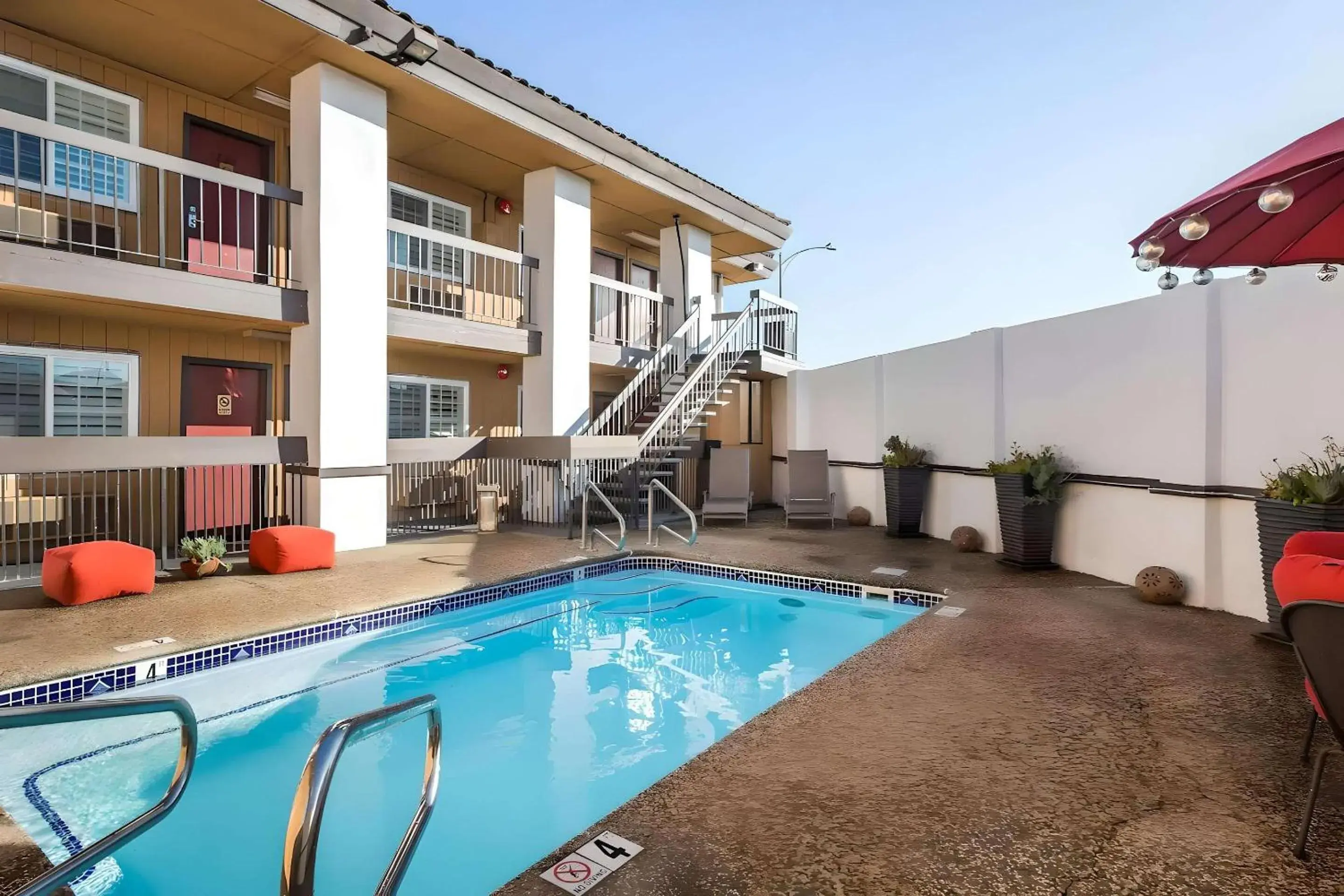 Swimming pool in Rodeway Inn San Jose HWY-101 Tully Rd Exit Swimming pool in Rodeway Inn San Jose HWY-101 Tully Rd Exit