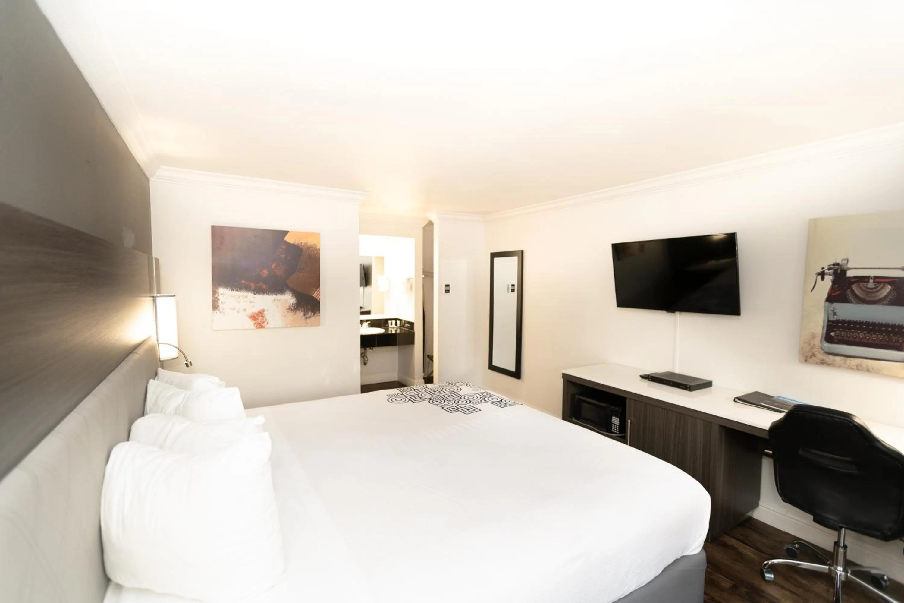 Bedroom, Bed in Rodeway Inn San Jose HWY-101 Tully Rd Exit