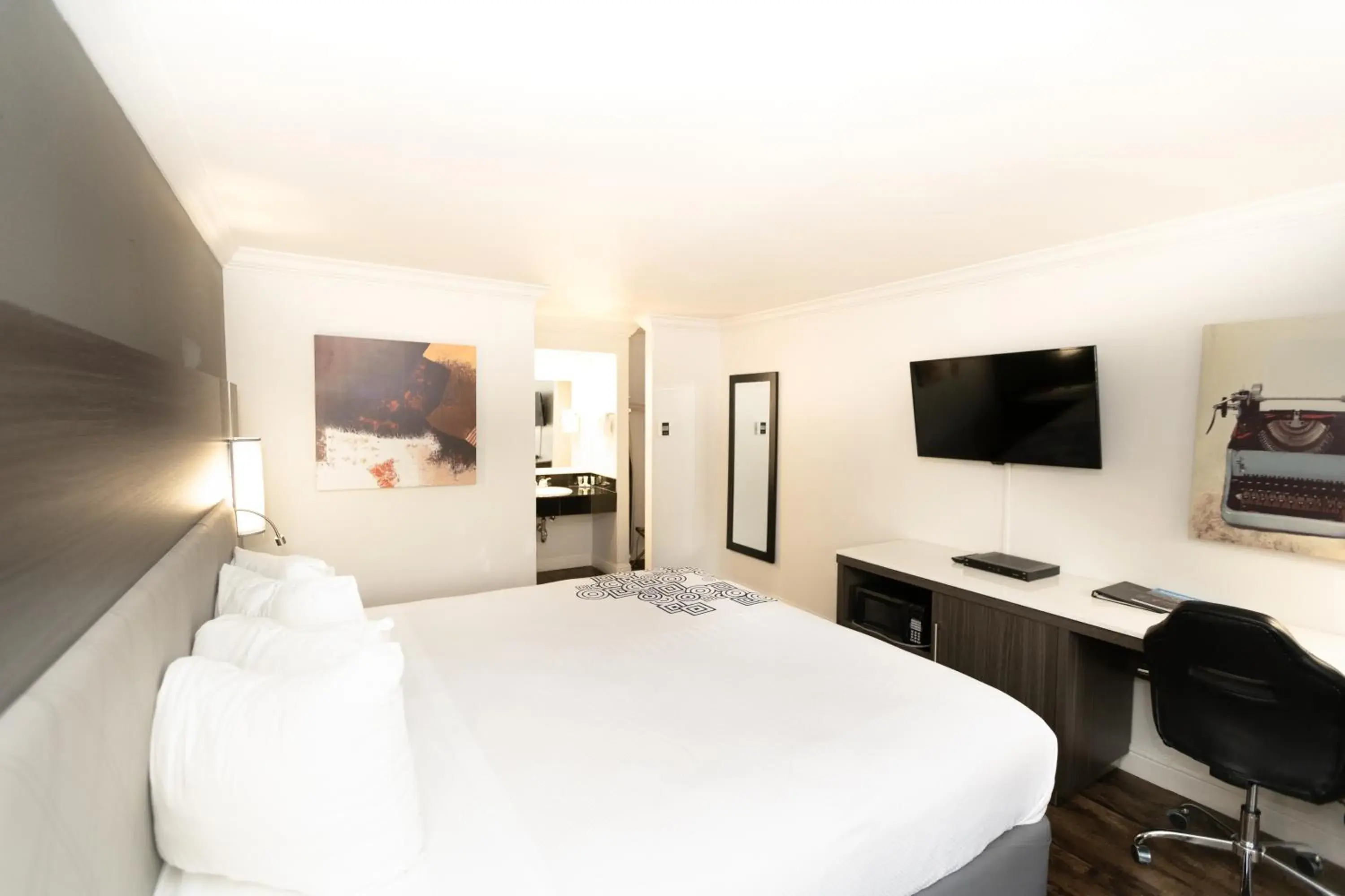 Bedroom, Bed in Rodeway Inn San Jose HWY-101 Tully Rd Exit Bedroom, Bed in Rodeway Inn San Jose HWY-101 Tully Rd Exit