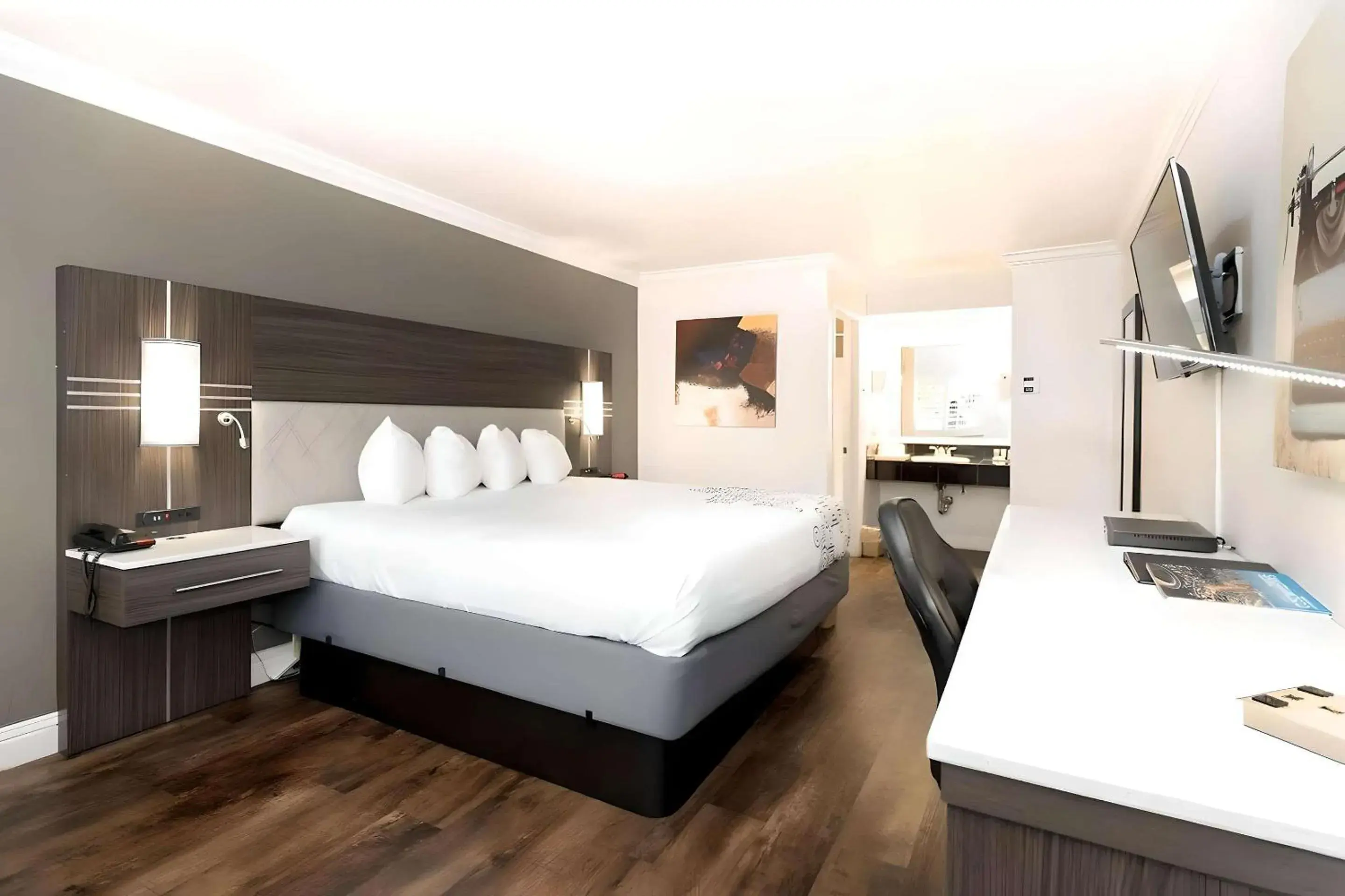 Bedroom, Bed in Rodeway Inn San Jose HWY-101 Tully Rd Exit Bedroom, Bed in Rodeway Inn San Jose HWY-101 Tully Rd Exit