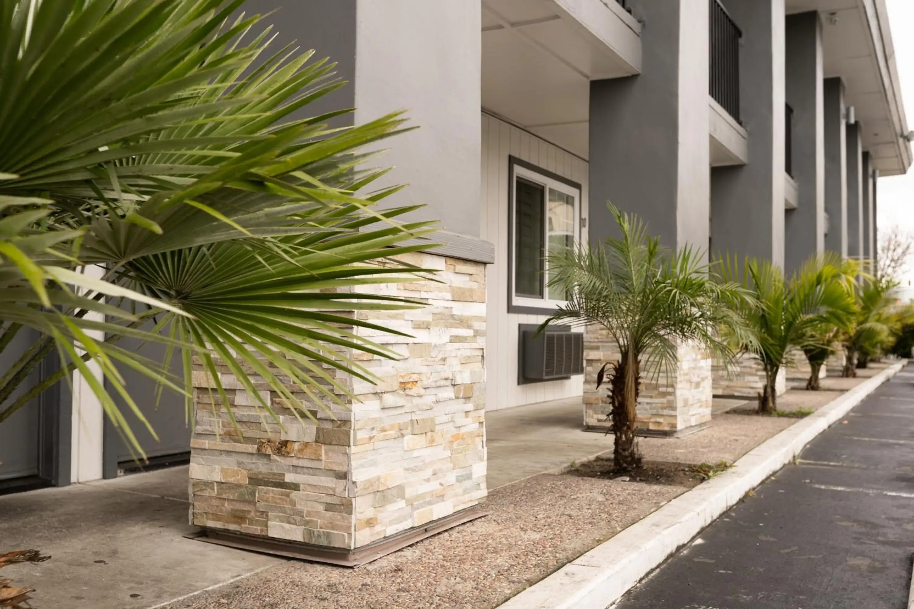 Property building in Rodeway Inn San Jose HWY-101 Tully Rd Exit Property building in Rodeway Inn San Jose HWY-101 Tully Rd Exit