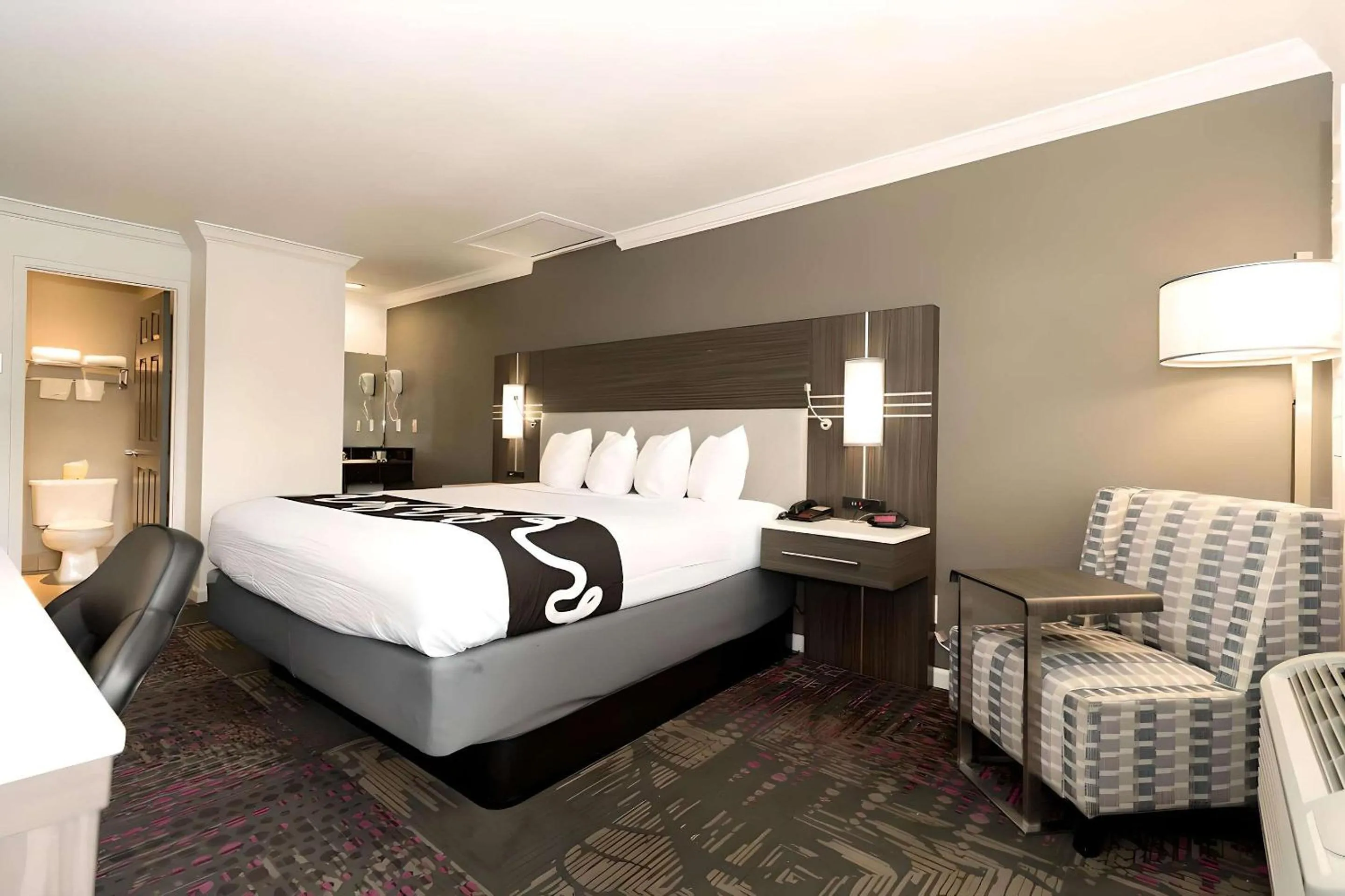 Bedroom, Bed in Rodeway Inn San Jose HWY-101 Tully Rd Exit