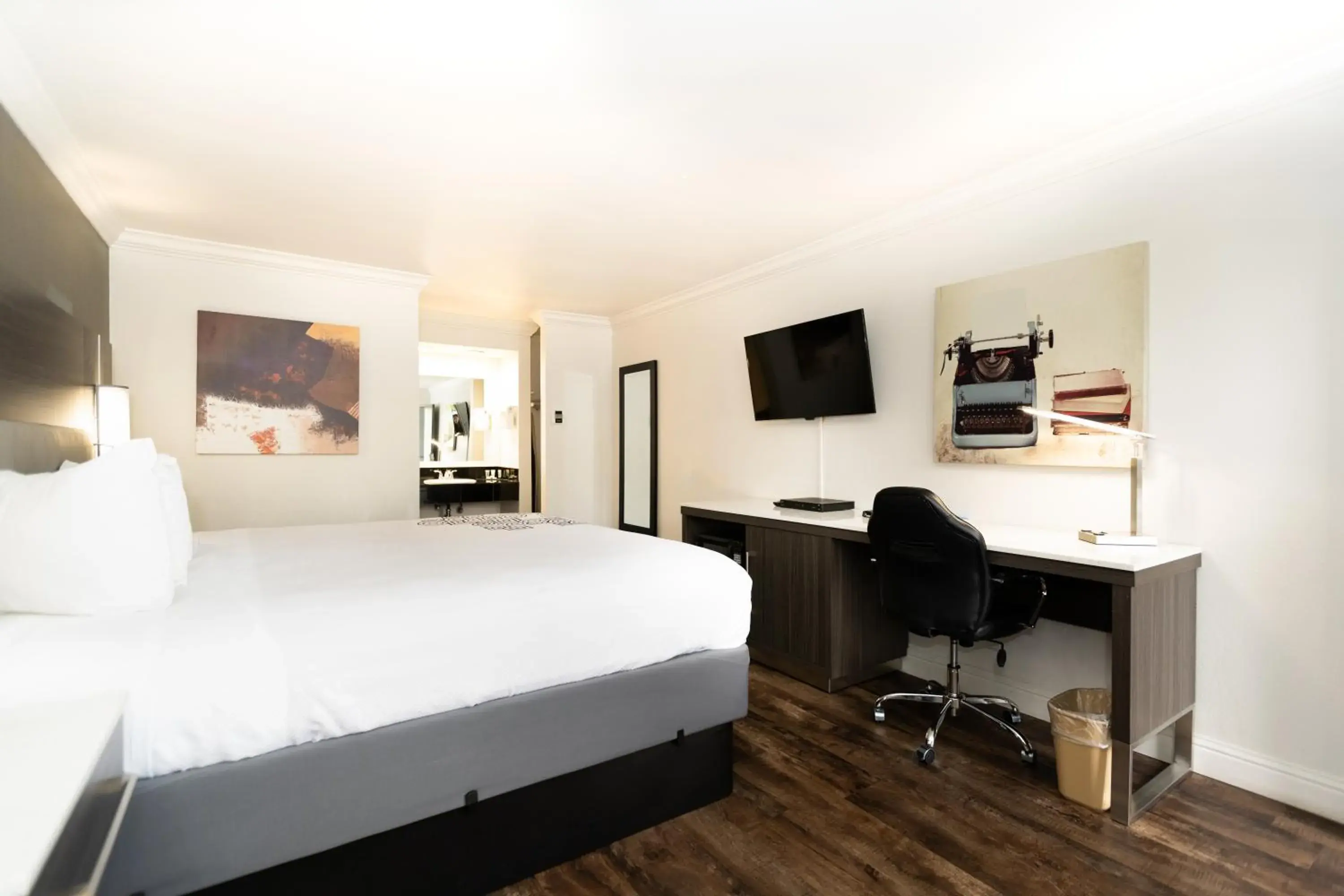 Photo of the whole room, Bed in Rodeway Inn San Jose HWY-101 Tully Rd Exit Photo of the whole room, Bed in Rodeway Inn San Jose HWY-101 Tully Rd Exit