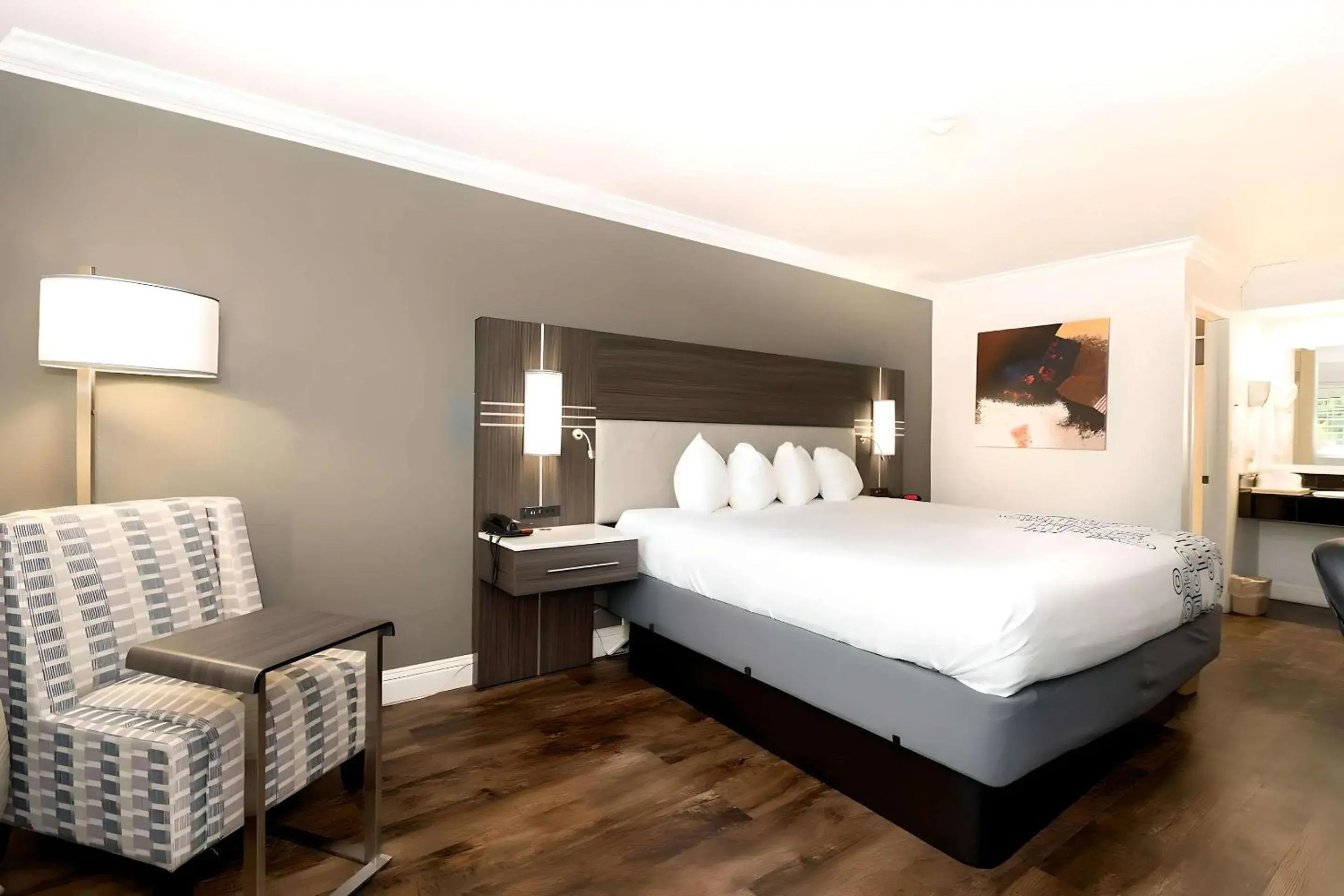 Bedroom, Bed in Rodeway Inn San Jose HWY-101 Tully Rd Exit Bedroom, Bed in Rodeway Inn San Jose HWY-101 Tully Rd Exit