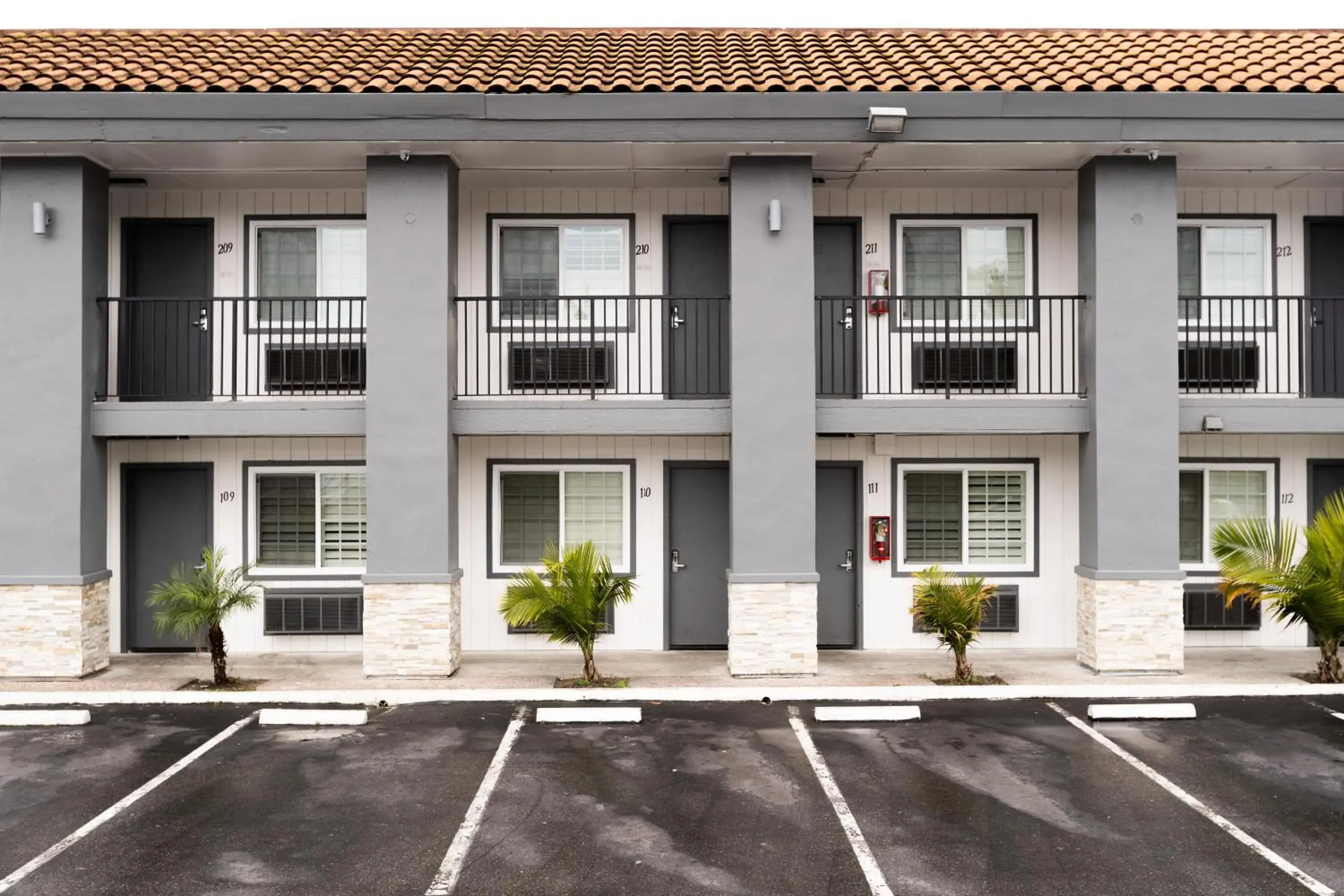 Property building in Rodeway Inn San Jose HWY-101 Tully Rd Exit Property building in Rodeway Inn San Jose HWY-101 Tully Rd Exit