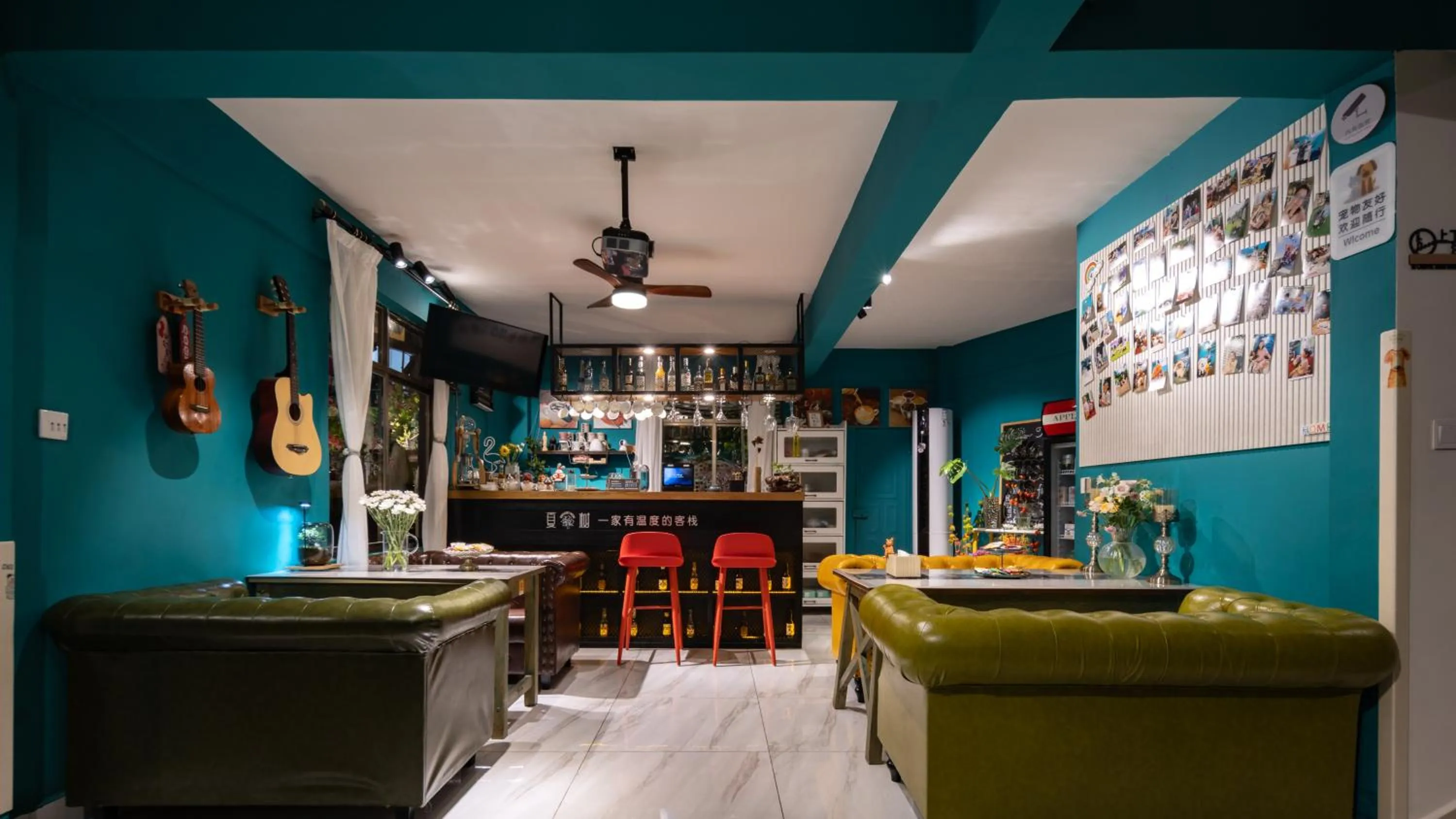 Lounge or bar in Summer Tree Inn