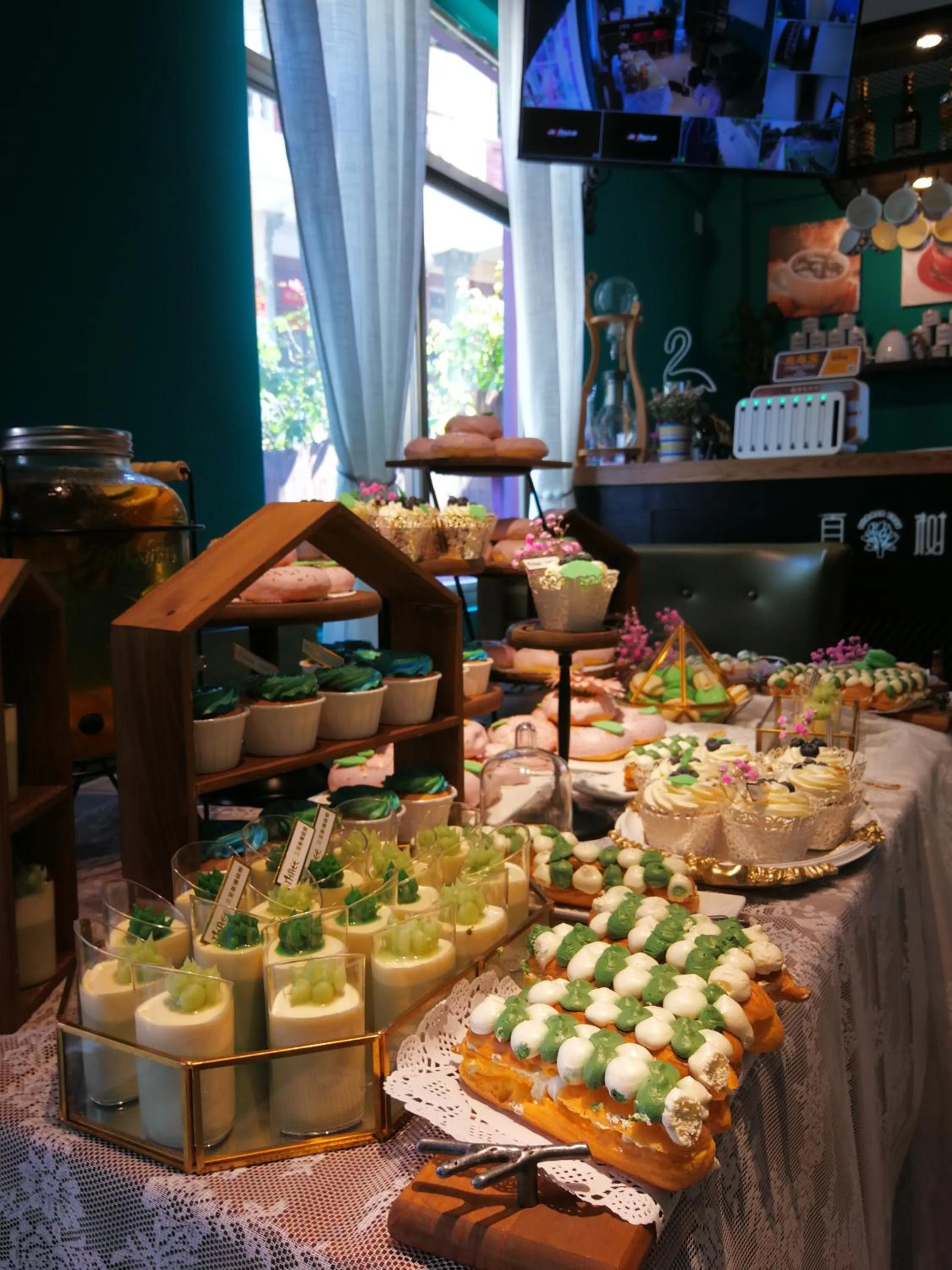 Dining area in Summer Tree Inn